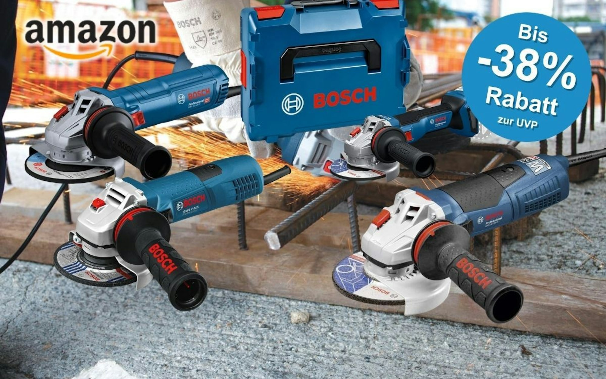 Collage von vier blauen Bosch Professional Winkelschleifern verschiedener Größen vor einem Baustellenhintergrund mit Funkenflug und Stahlträgern. Im Hintergrund ist ein blauer Bosch L-BOXX Werkzeugkoffer zu sehen, sowie eine behandschuhte Hand, die einen Winkelschleifer hält. Links oben das Amazon-Logo.