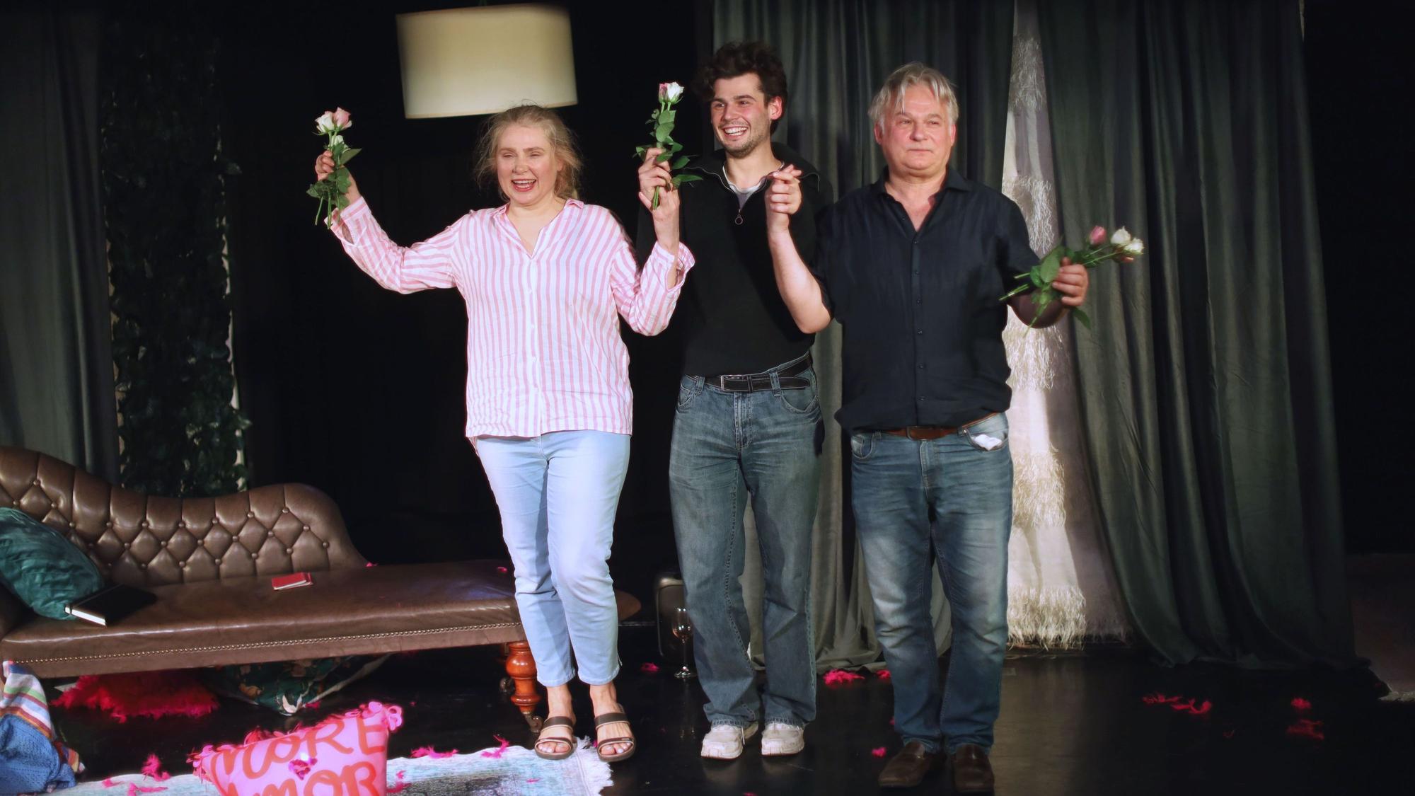 Beim Theaterstück „Wunschlos glücklich?!“ feiern Silke Natho und Georg Lenzen gemeinsam mit ihrem Sohn Orlando Lenzen ihren 30. Hochzeitstag.