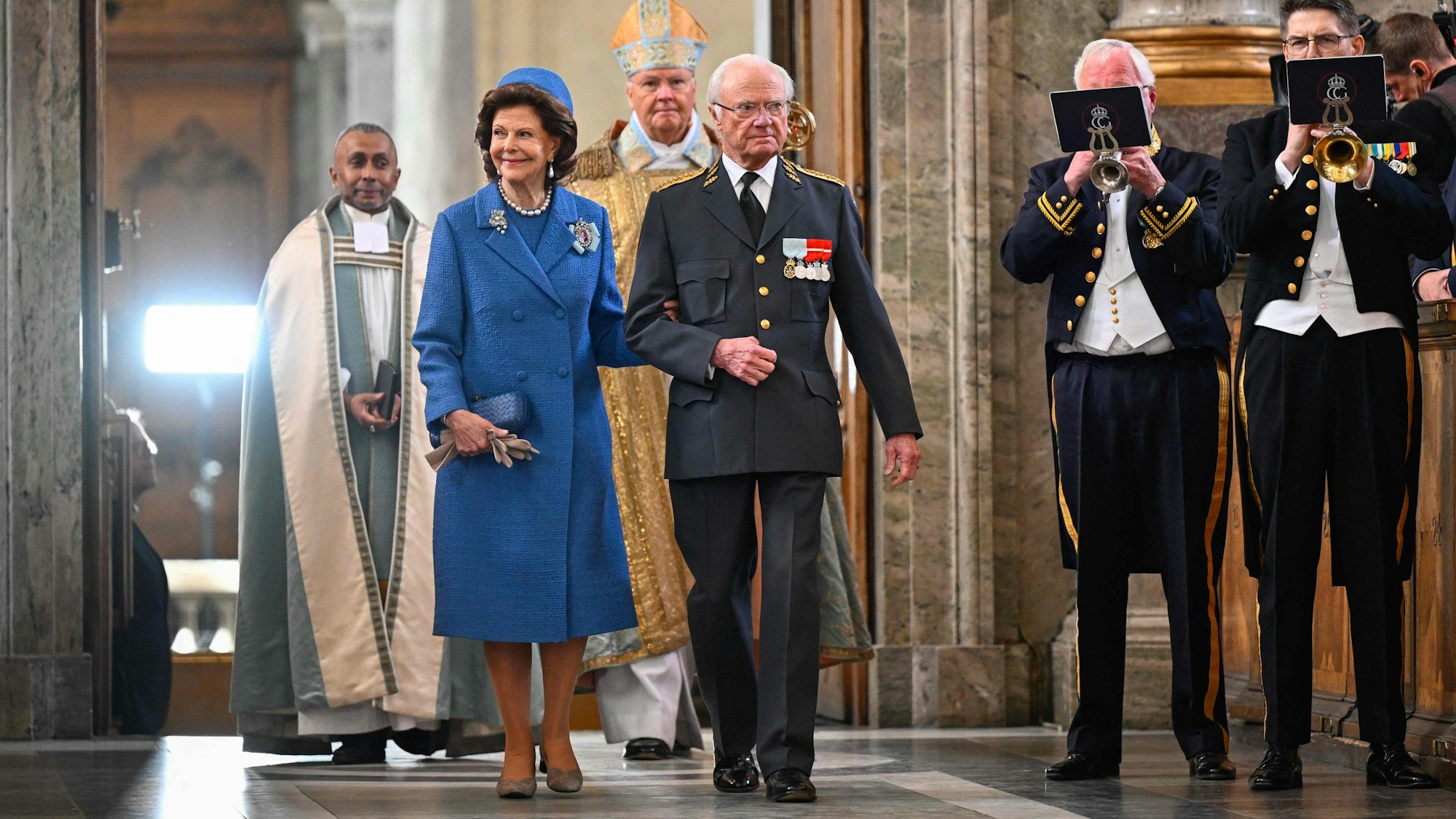 König Carl XVI. Gustaf und Königin Silvia von Schweden treffen zum Dankgottesdienst in der Schlosskirche von Stockholm ein.