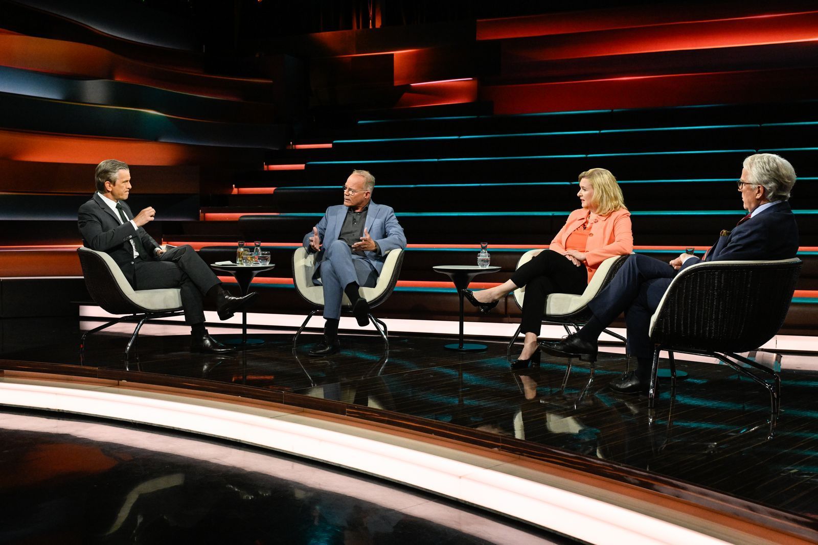 Markus Lanz (links) sprach am Mittwochabend mit (von links) Matthias Miersch, Eva Quadbeck und Ex-Boschafter Rüdiger von Fritsch. (Bild: ZDF / Markus Hertrich)