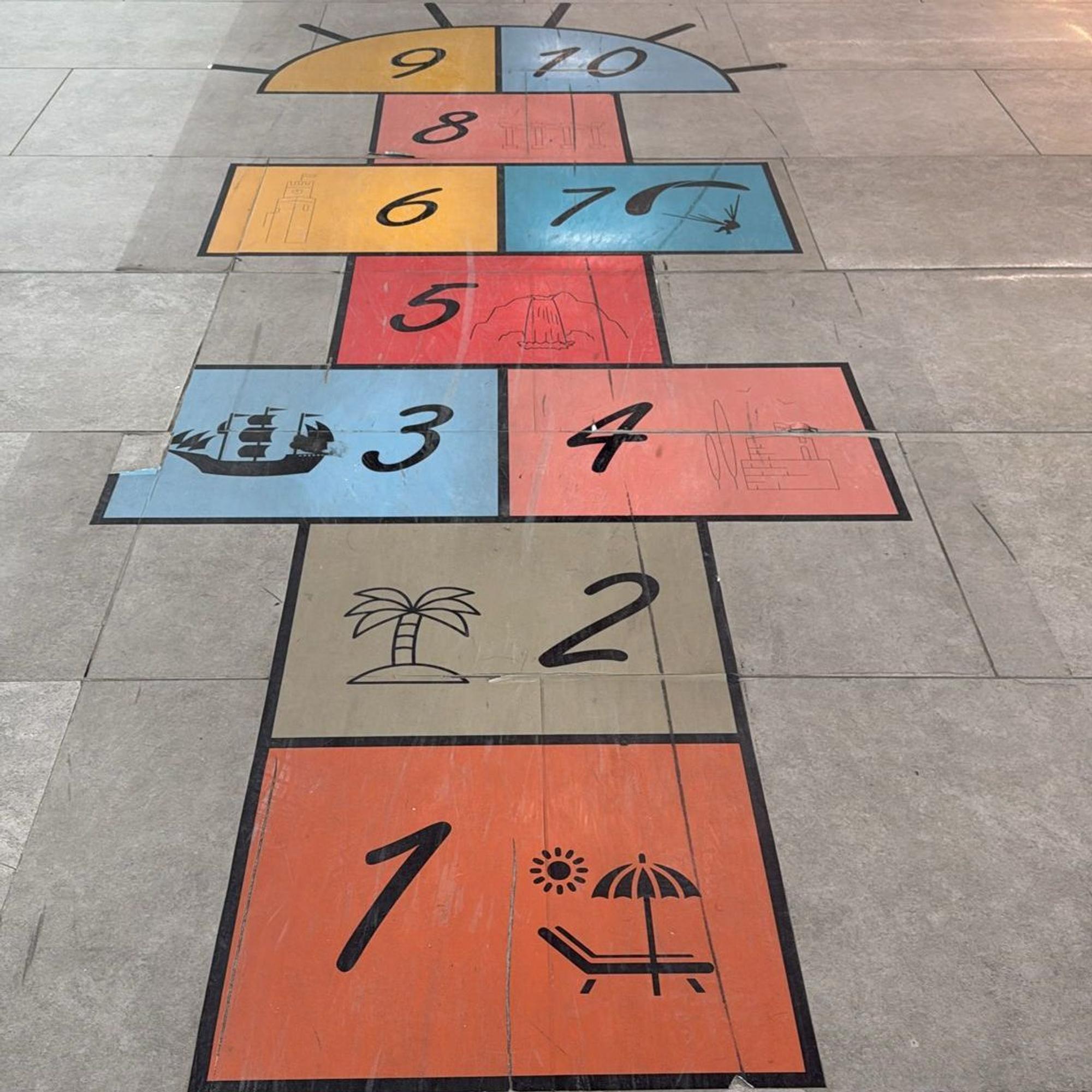 Zu sehen ist ein Hüpfekästchen-Parcours.