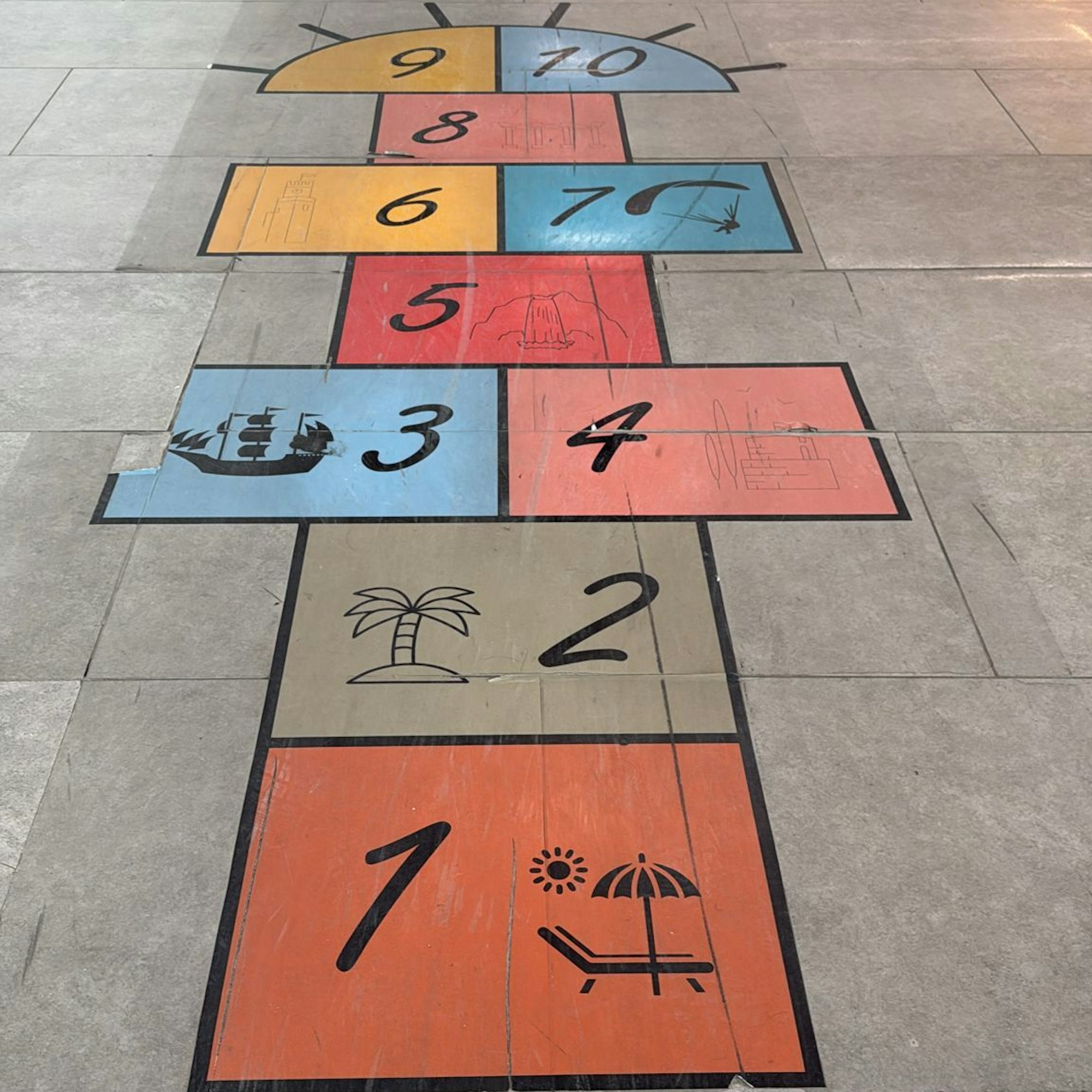 Zu sehen ist ein Hüpfekästchen-Parcours.
