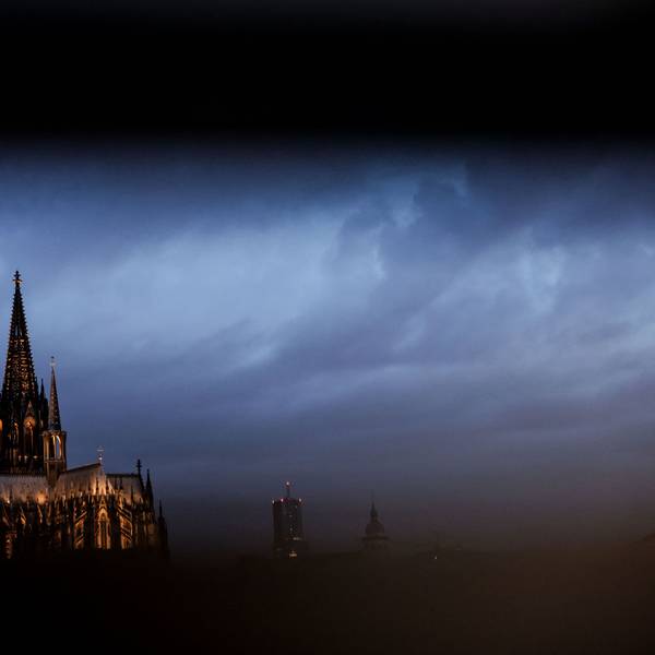 Der Dom ist am Morgen durch ein Geländer gesehen angestrahlt. (zu dpa: «Kölner Dom kostet Touristen künftig Eintritt») +++ dpa-Bildfunk +++