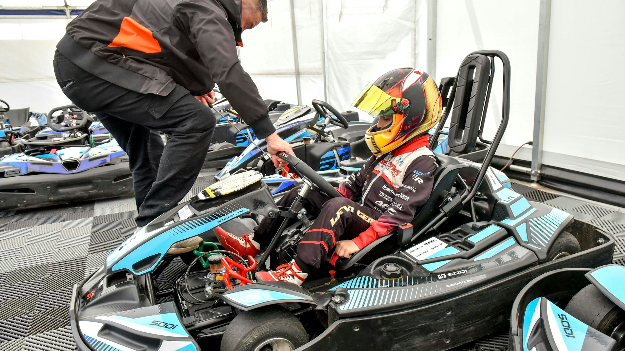Das Foto zeigt einen Jungen, der in einem Kart sitzt.