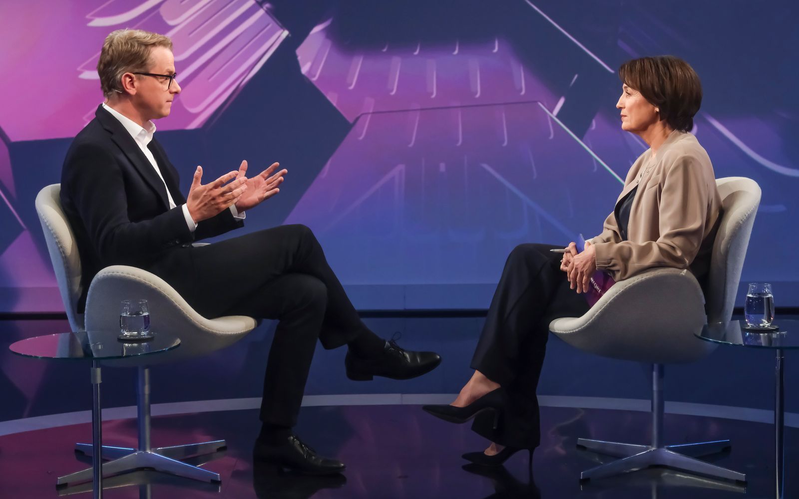 Sandra Maischberger merkte CDU-Generalsekretär Carsten Linnemann eine gewisse Unzufriedenheit an. (Bild: WDR / Oliver Ziebe)