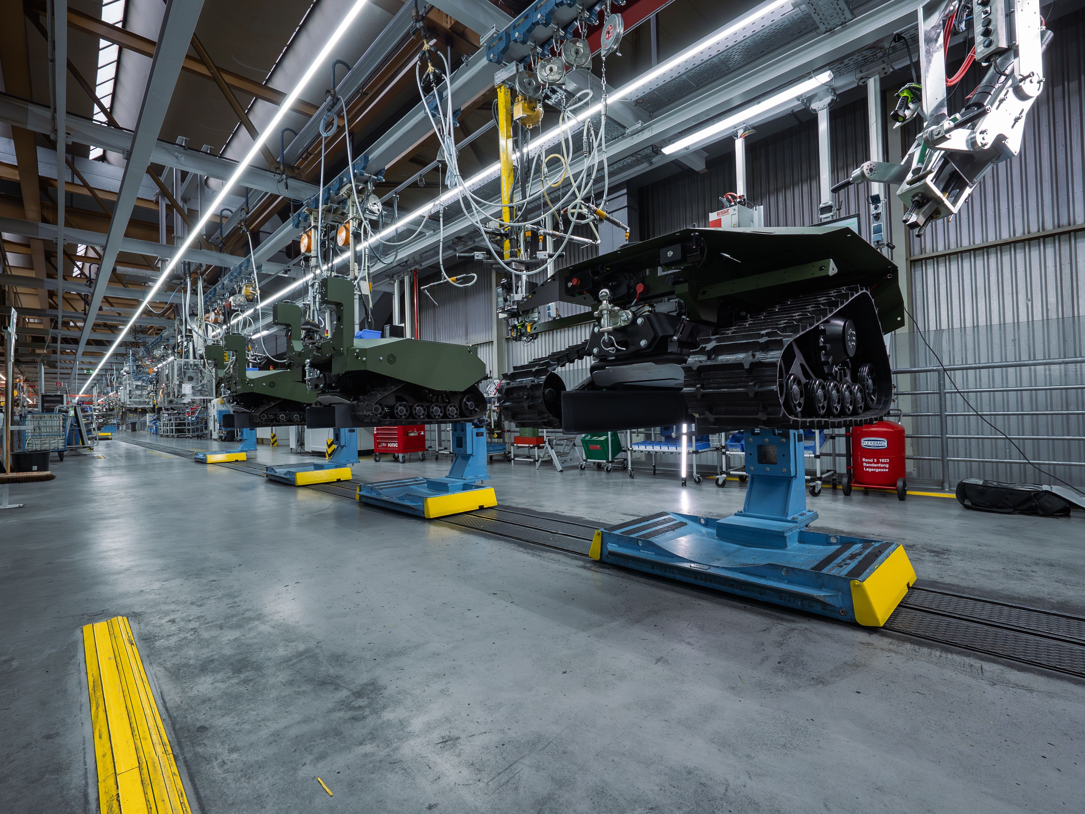 Eine Fertigungsstraße für unbemannte Verteidigungssysteme bei Deutz