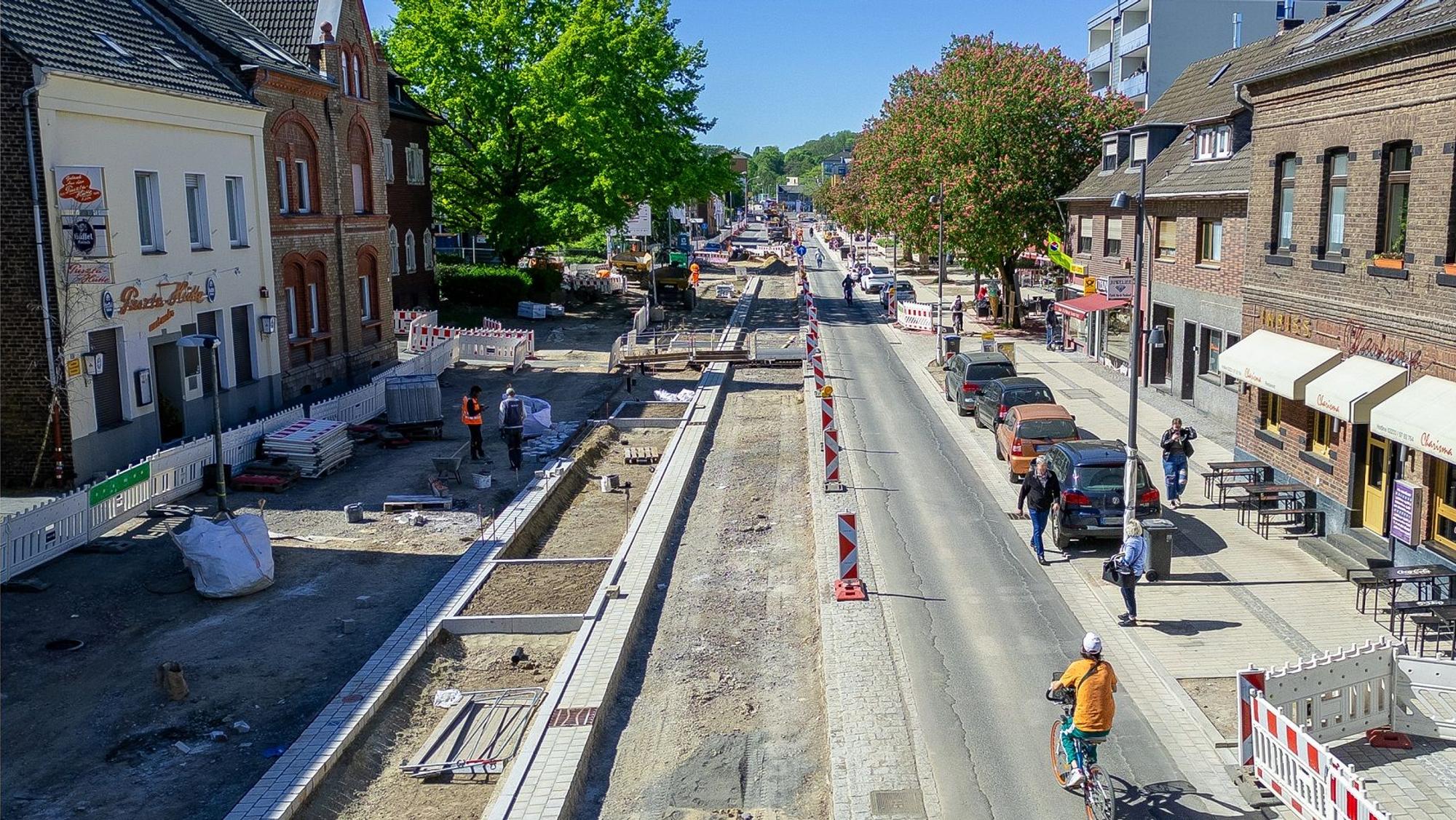 Das Foto zeigt eine Luftaufnahme der Baustelle an der Luxemburger Straße in Hermülheim.
