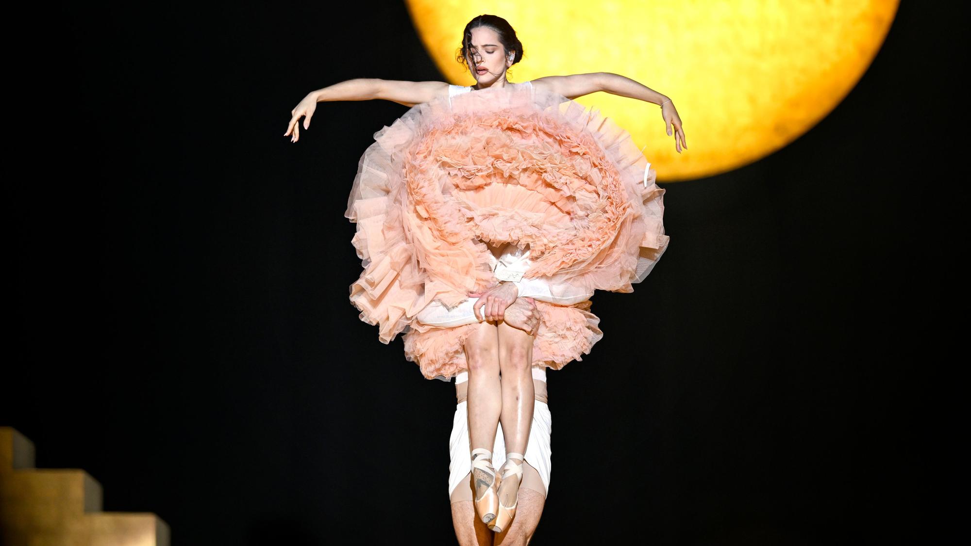 Rosalía trat als Ballerina am Anfang ihres Konzerts auf.