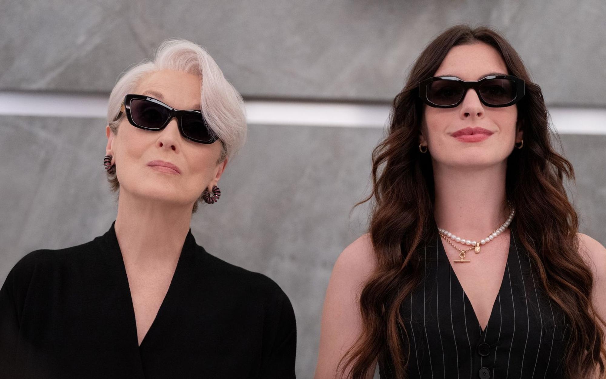 Meryl Streep (links) und Anne Hathaway haben die Kult-Komödie „Der Teufel trägt Prada“ maßgeblich geprägt. Klar, dass sie auch bei der Fortsetzung (Bild) dabei sind. Dabei wäre es beinahe anders gekommen. Vor allem Meryl Streep war anfangs das Sorgenkind der Produktion. (Bild: Disney/20th Century Studios/Macall Polay)