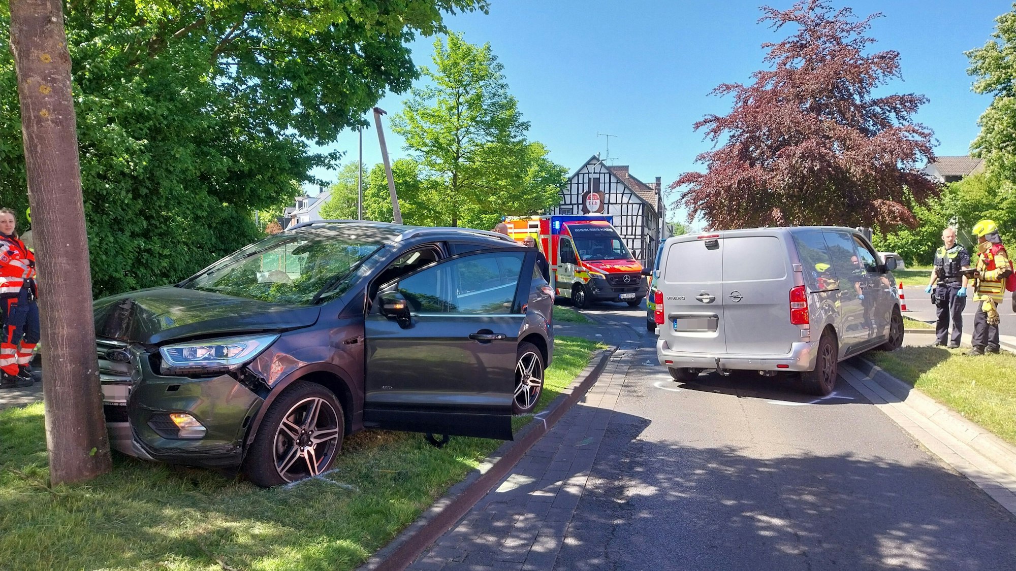 Nach dem Unfall in Sankt Augustin-Buisdorf musste der Kreisverkehr gesperrt werden.
