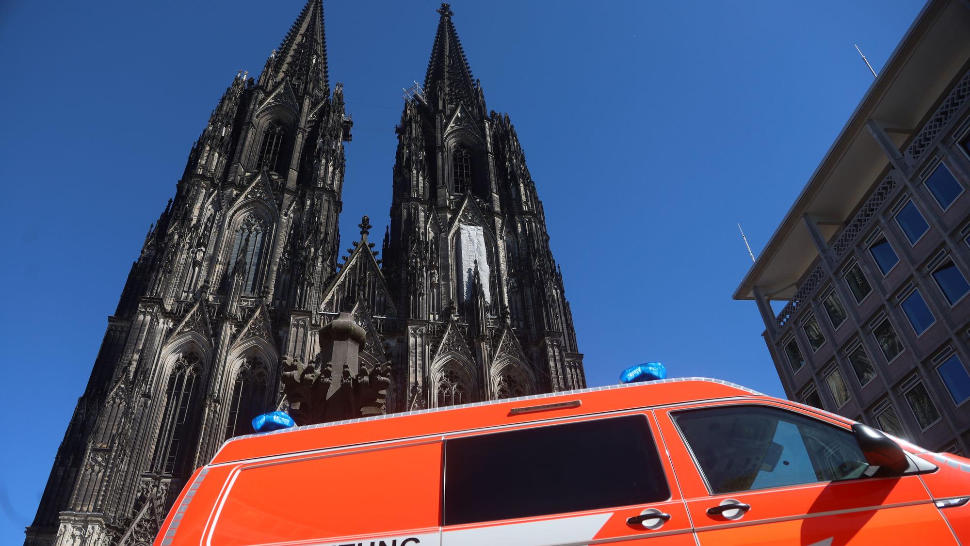 Am Mittwoch rückte ein Großaufgebot der Feuerwehr zum Kölner Dom aus.