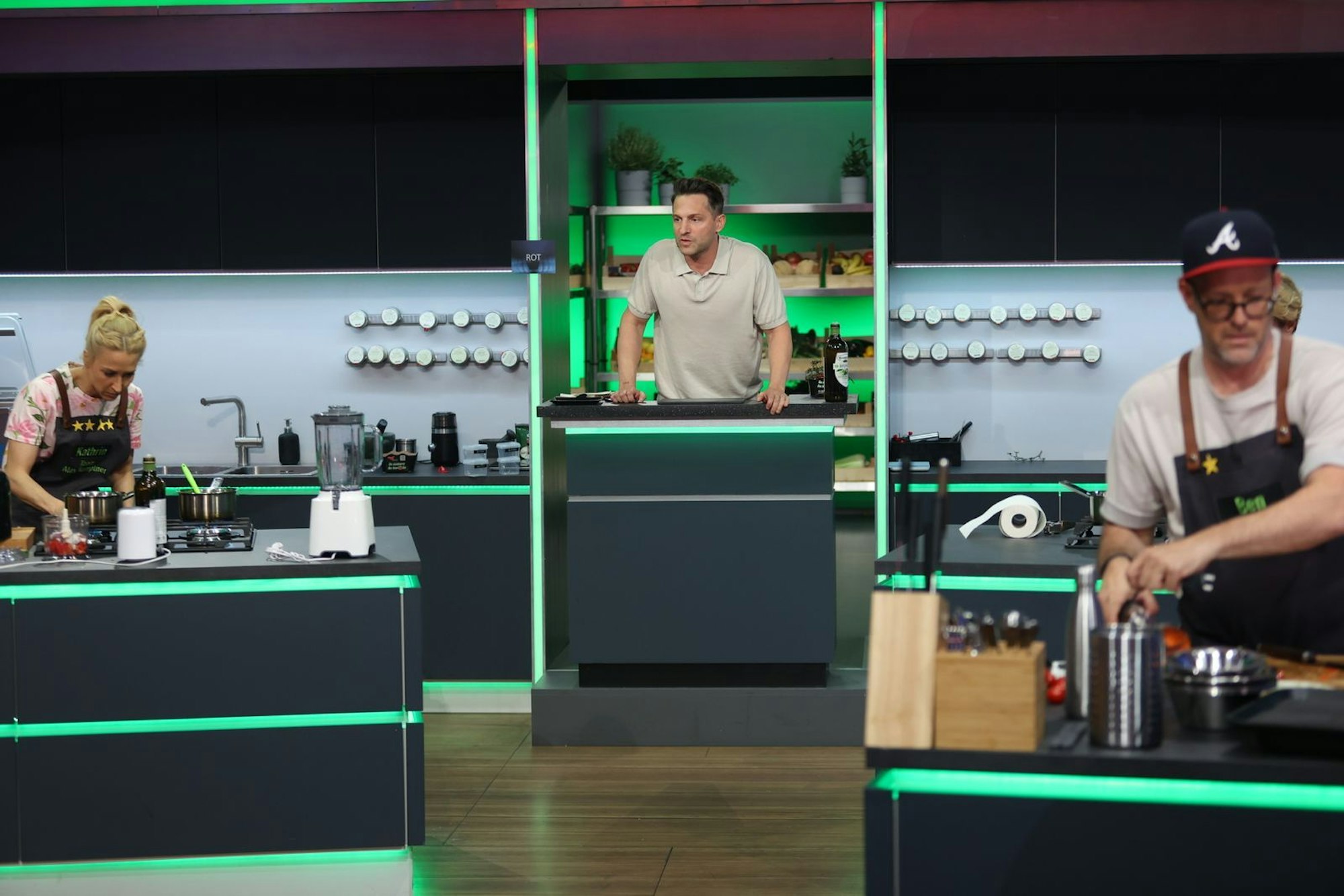 Alex Kumptner muss diesmal um seine Schwägerin Kathrin Menzinger (links) zittern. (Bild: Joyn/Benedikt Müller)