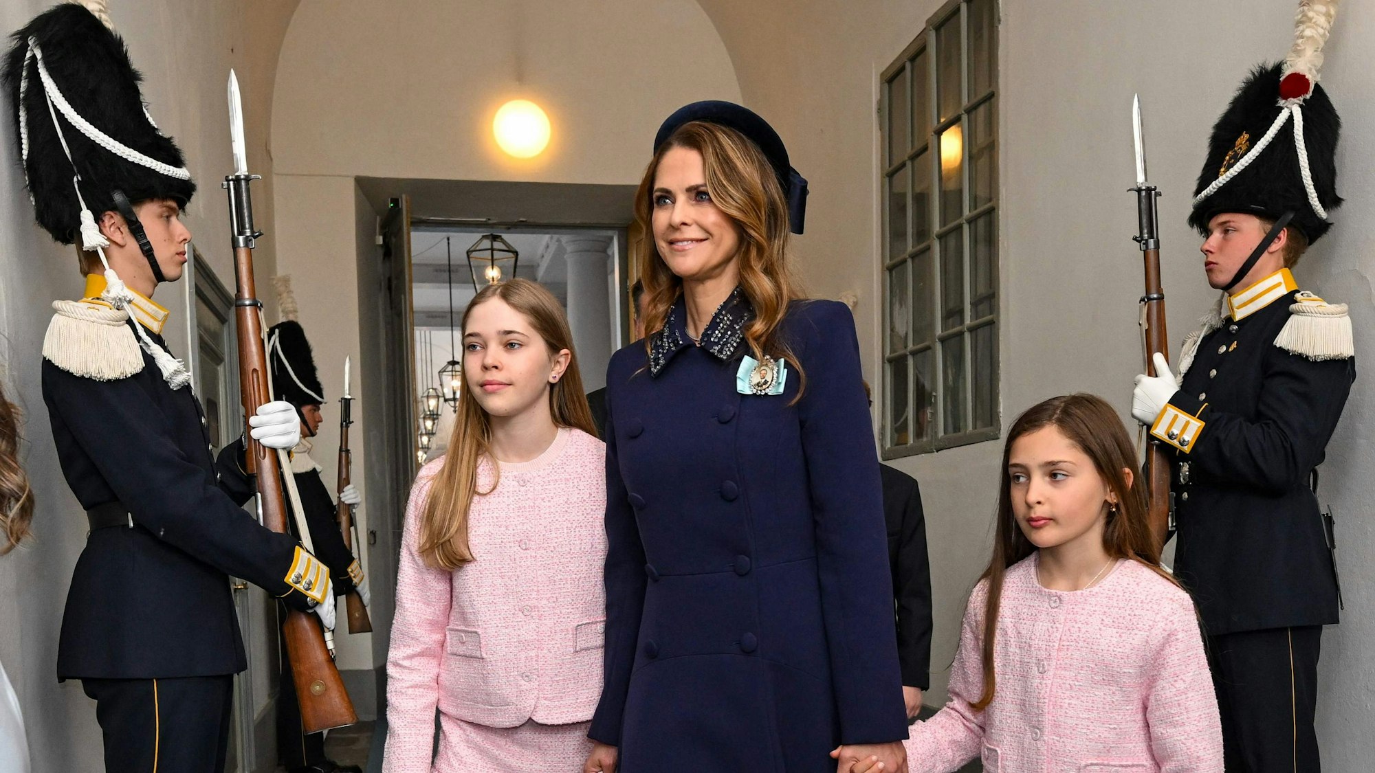 Prinzessin Madeleine von Schweden trifft mit ihren Töchtern, den Prinzessinnen Leonore und Adrienne, zum Dankgottesdienst in der Schlosskirche von Stockholm ein.