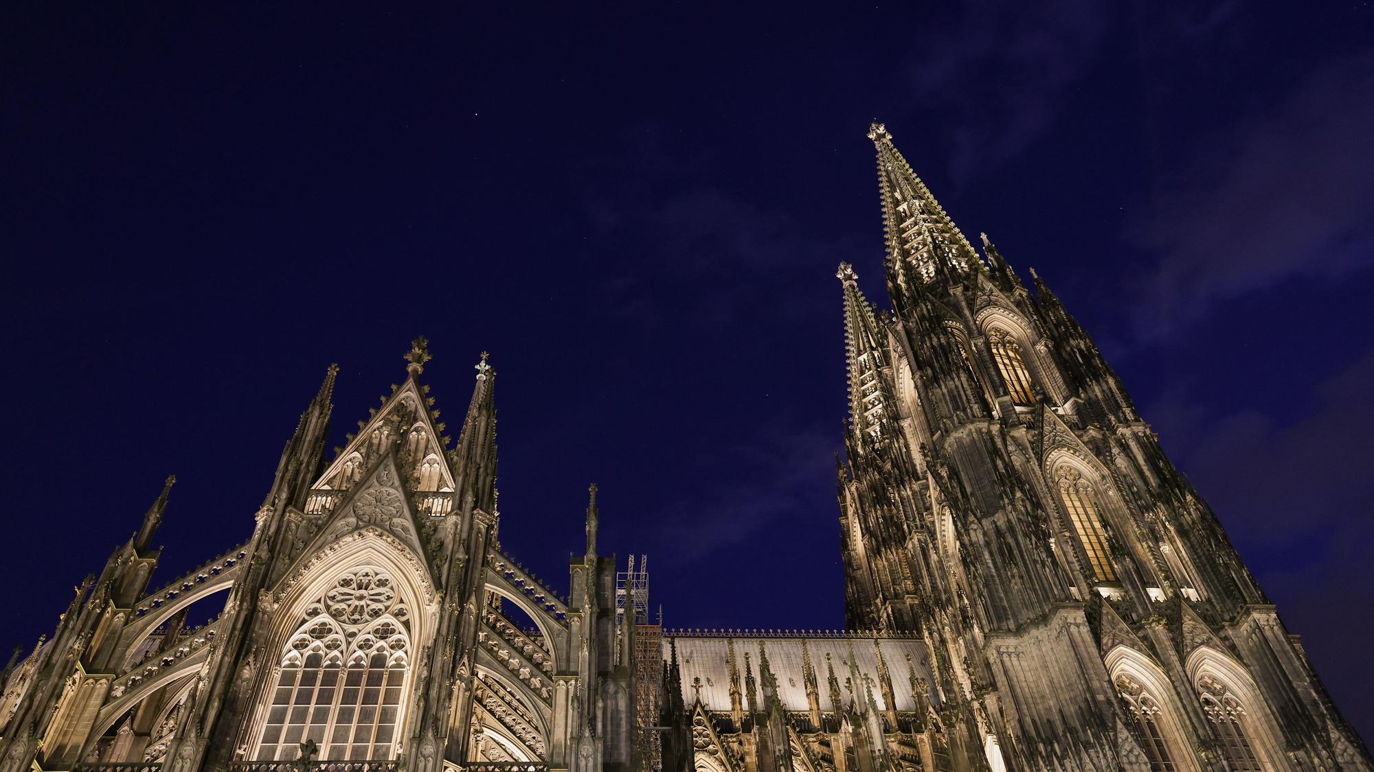 Der Kölner Dom bei Nacht.
