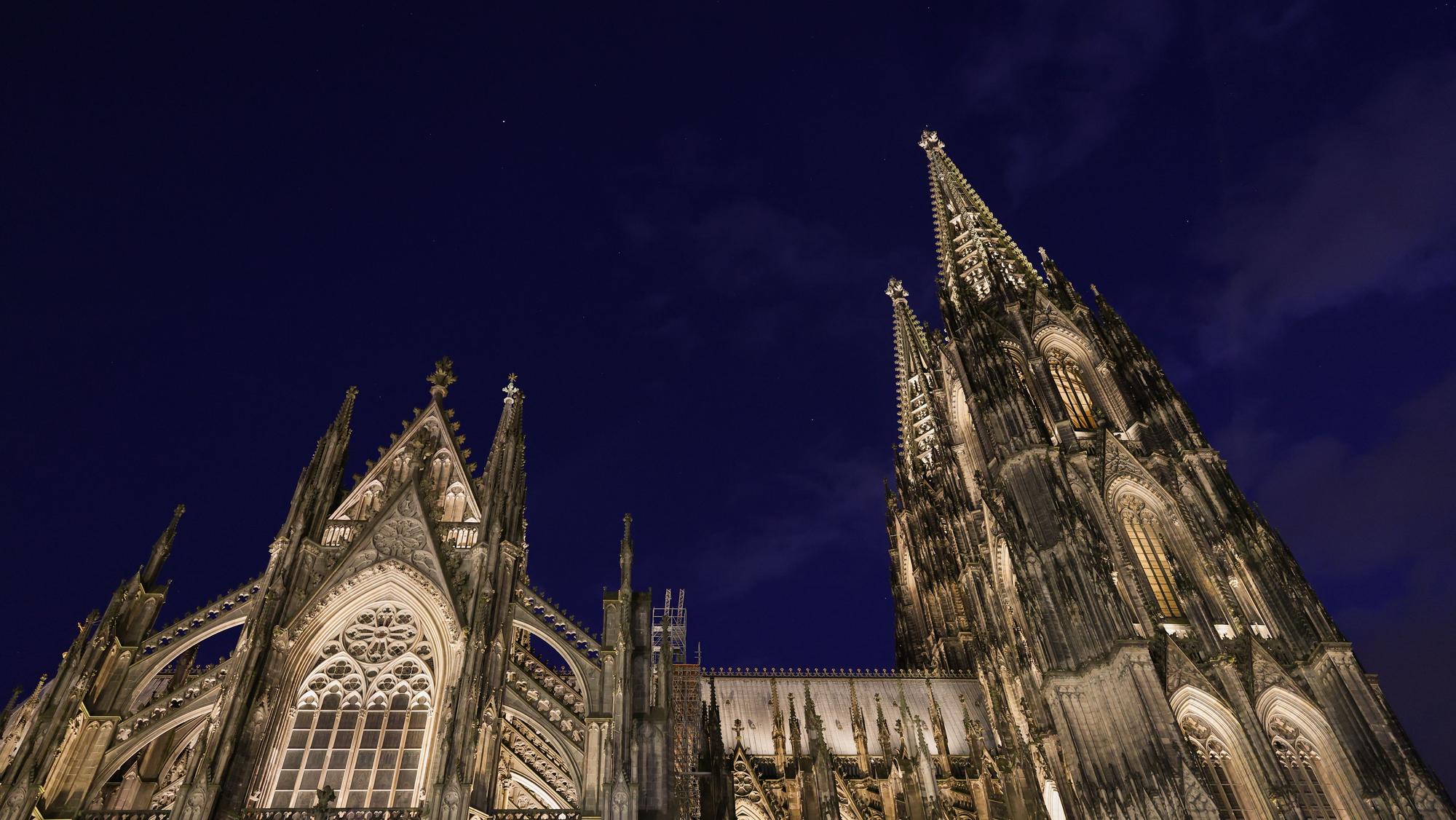 Der Kölner Dom bei Nacht.