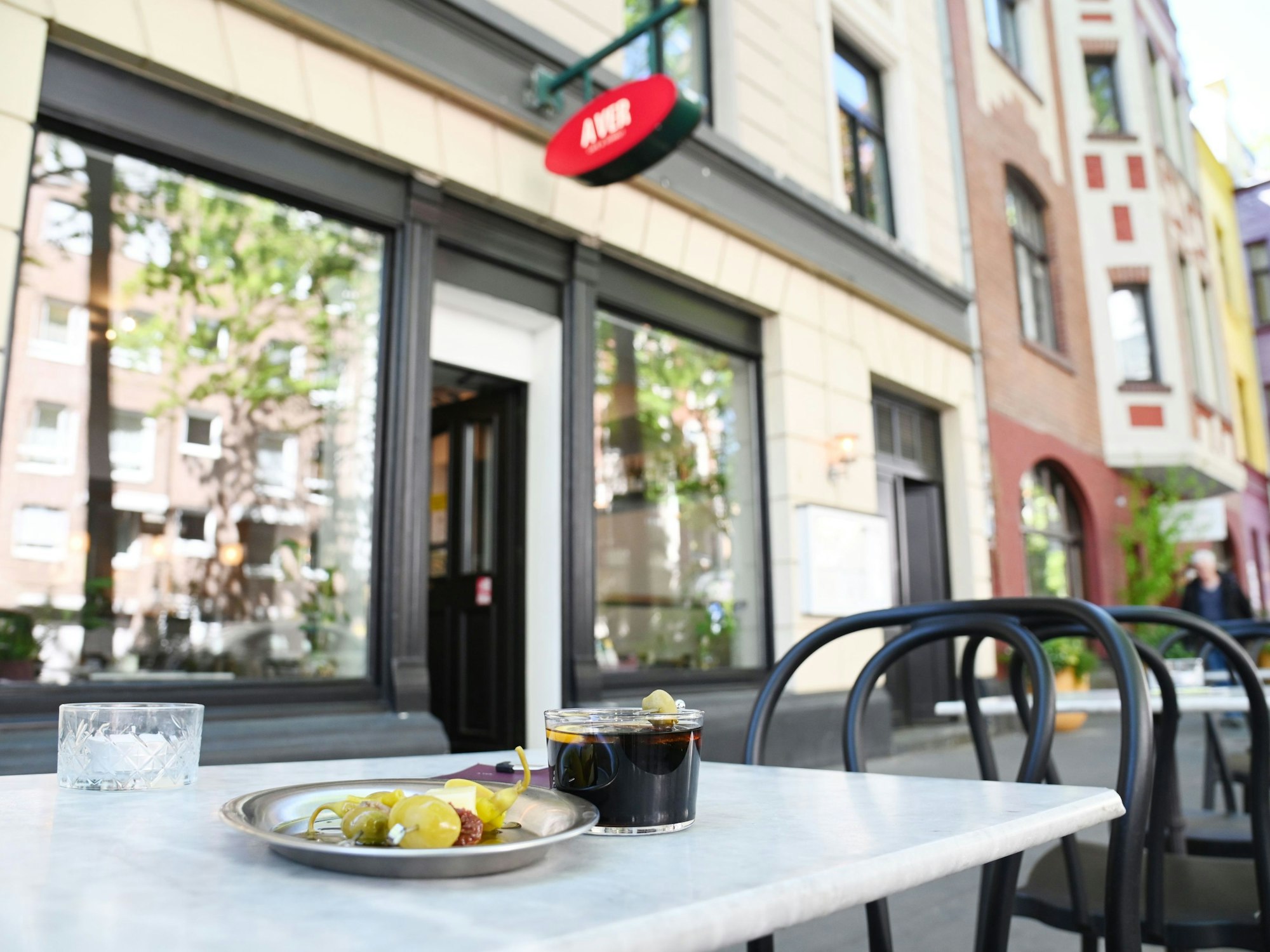 Der Außenbereich ist zu sehen mit Häuserfassaden