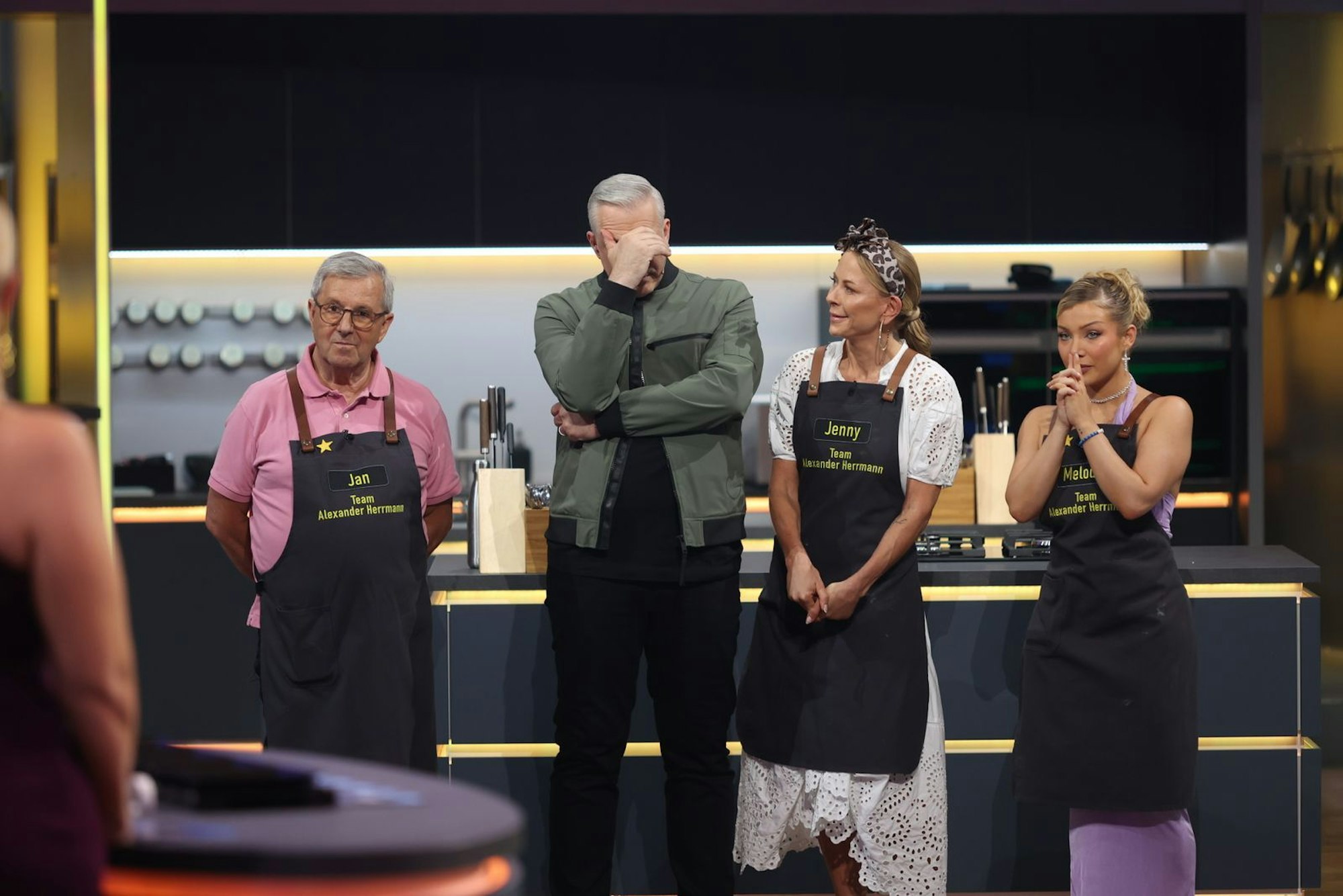 Diesmal muss sich Team Alexander Herrmann von Jan Hofer verabschieden. (Bild: Joyn/Benedikt Müller)