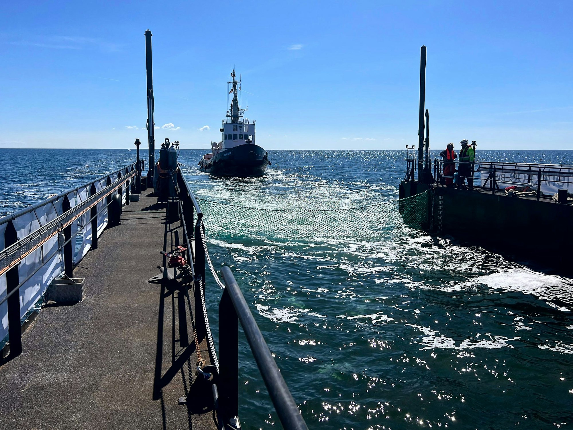 Dieses von der Rettungsinitiative zur Verfügung gestellte Foto zeigt einen Schlepper hinter einem gefluteten Lastschiff mit dem Buckelwal in der Ostsee.