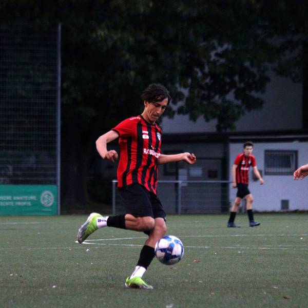 JSG-Erft-Spieler Engin Günay läuft mit dem Ball.