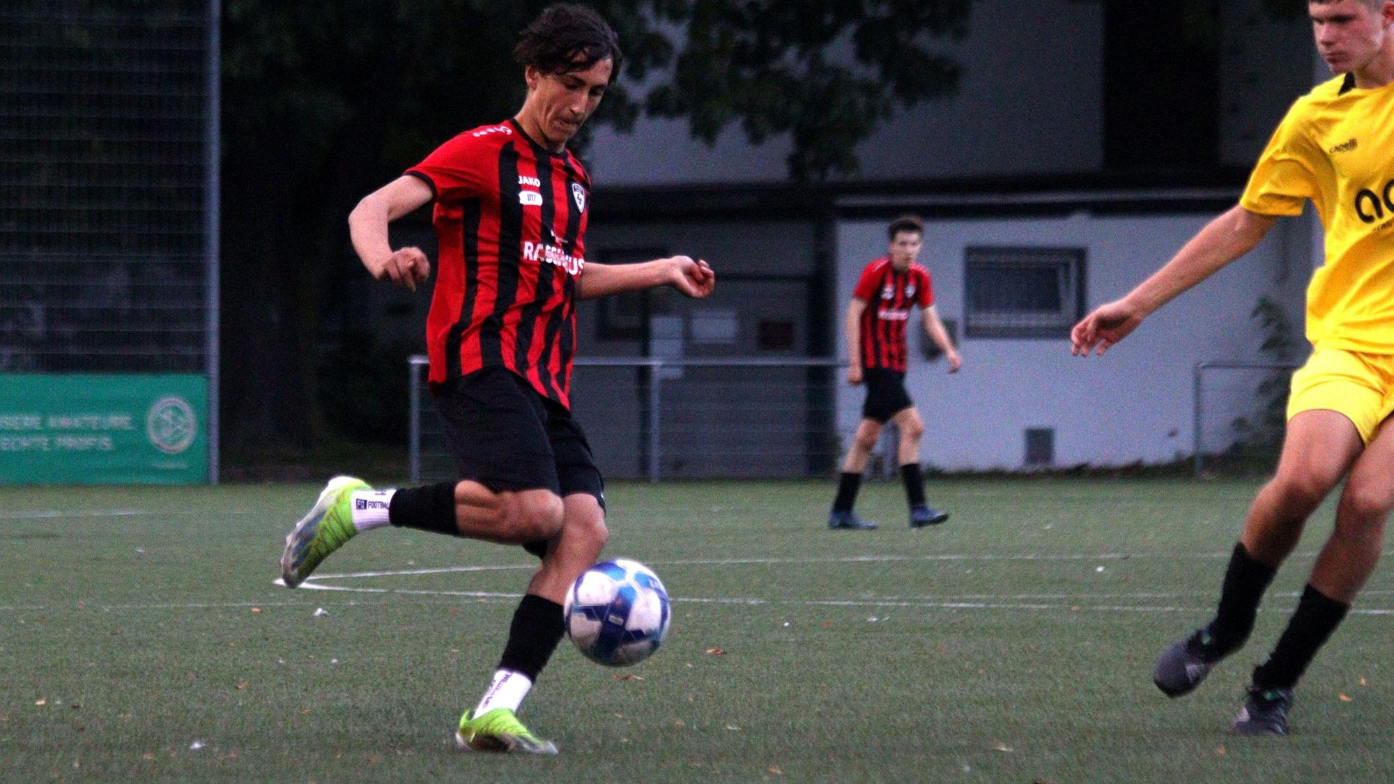JSG-Erft-Spieler Engin Günay läuft mit dem Ball.