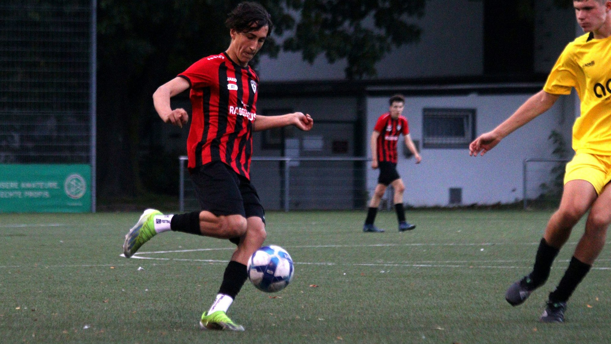 JSG-Erft-Spieler Engin Günay läuft mit dem Ball.
