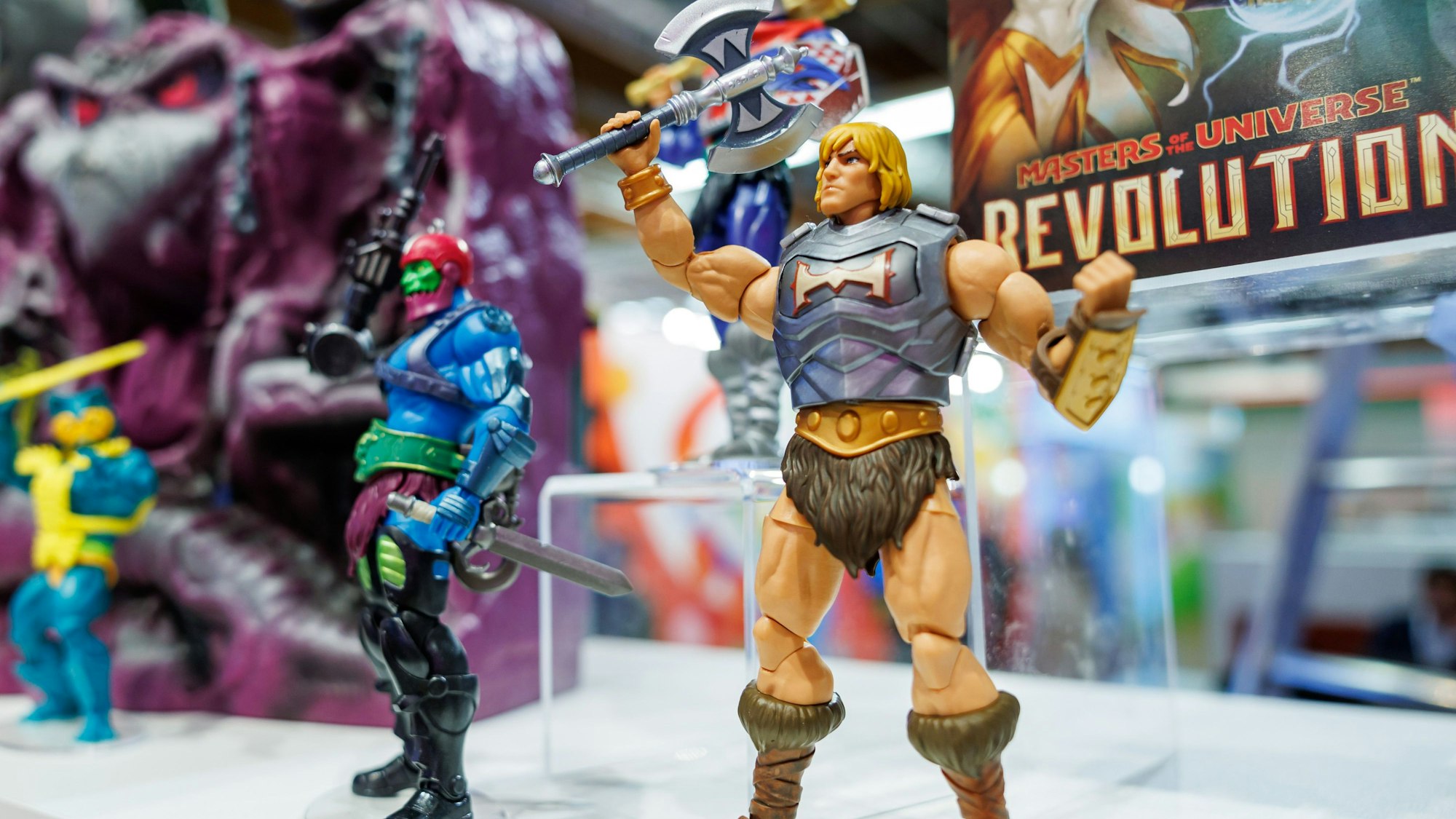 Die Figur He-Man (r) von Masters of the Universe ist während der 73. Internationalen Spielwarenmesse am Stand von Mattel zu sehen.