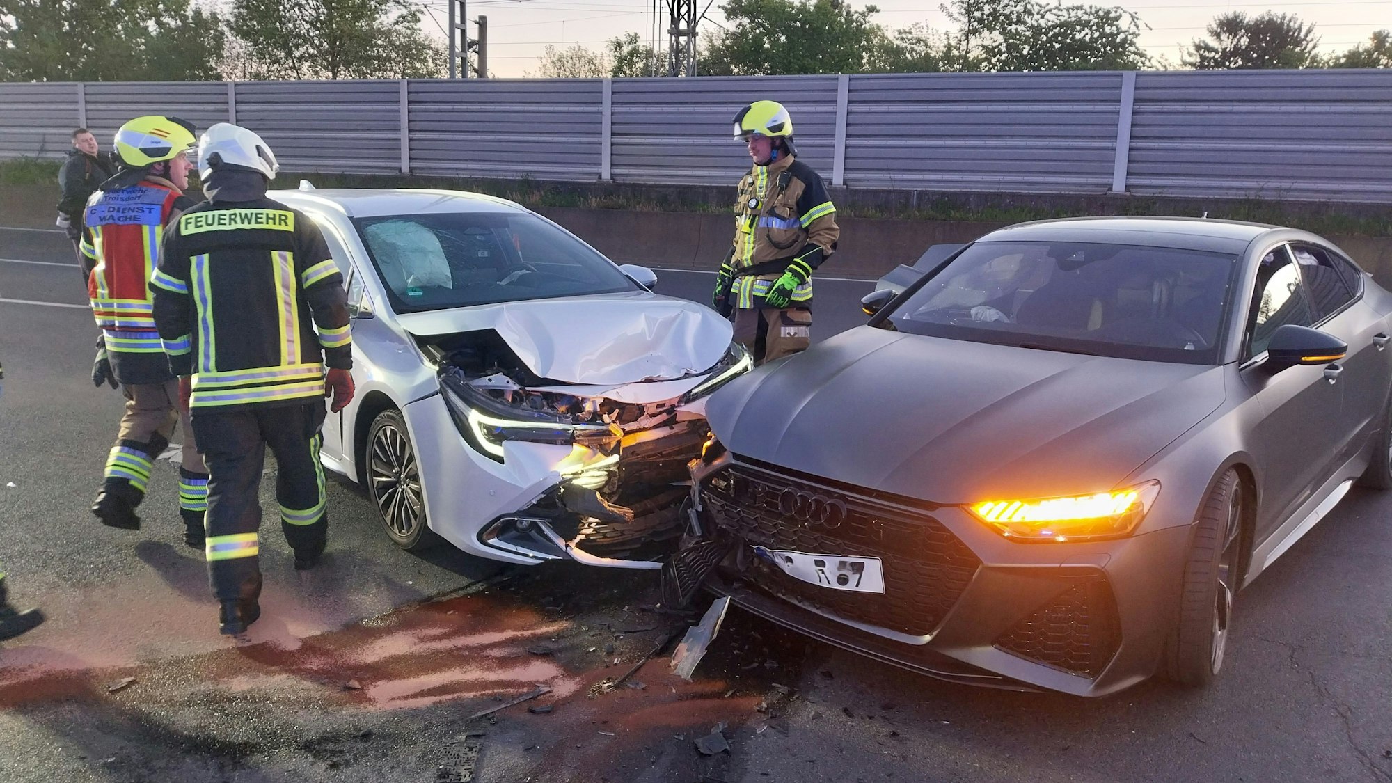 Der Audi hatte dem weißen Toyota die Vorfahrt genommen.