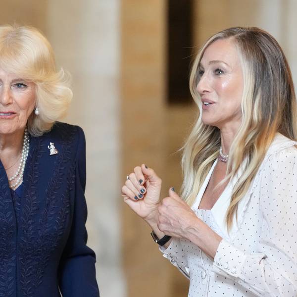 Schauspielerin Sarah Jessica Parker (r) spricht mit Königin Camilla in der New York Public Library.