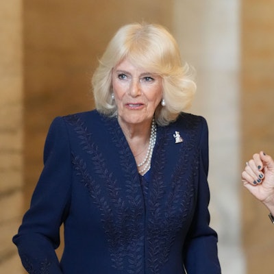 Schauspielerin Sarah Jessica Parker (r) spricht mit Königin Camilla in der New York Public Library.