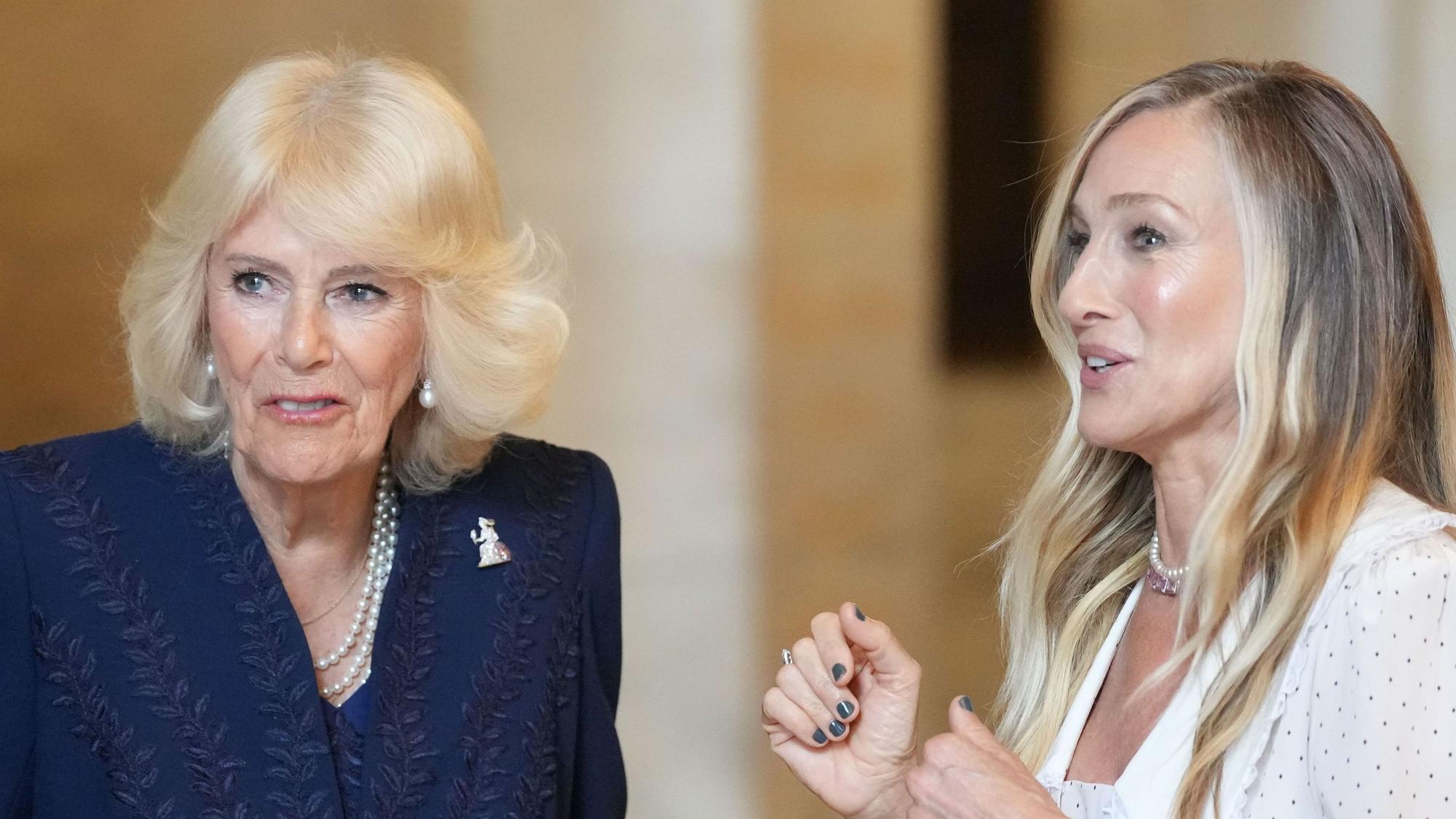 Schauspielerin Sarah Jessica Parker (r) spricht mit Königin Camilla in der New York Public Library.