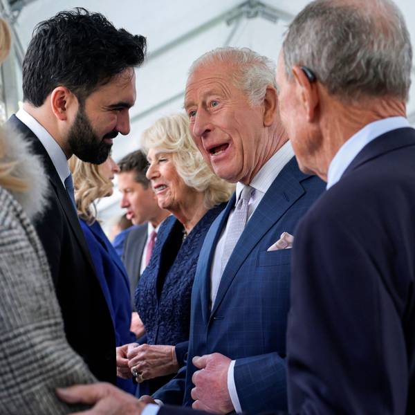 Der Bürgermeister von New York City, Zohran Mamdani (l), begrüßt den britischen König Charles III. (2.vr) während eines Besuchs des 9/11-Memorial.