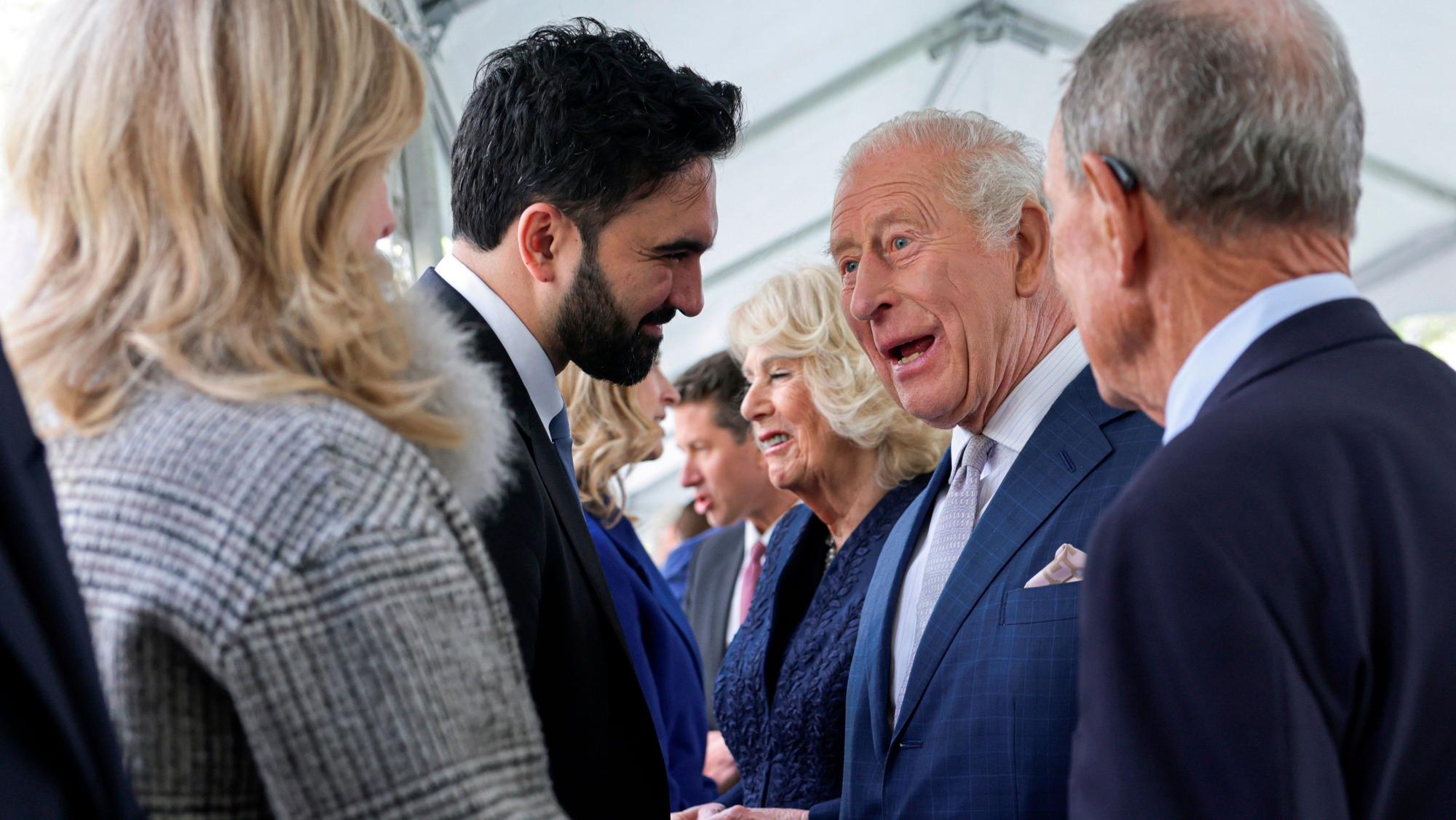 Der Bürgermeister von New York City, Zohran Mamdani (l), begrüßt den britischen König Charles III. (2.vr) während eines Besuchs des 9/11-Memorial.