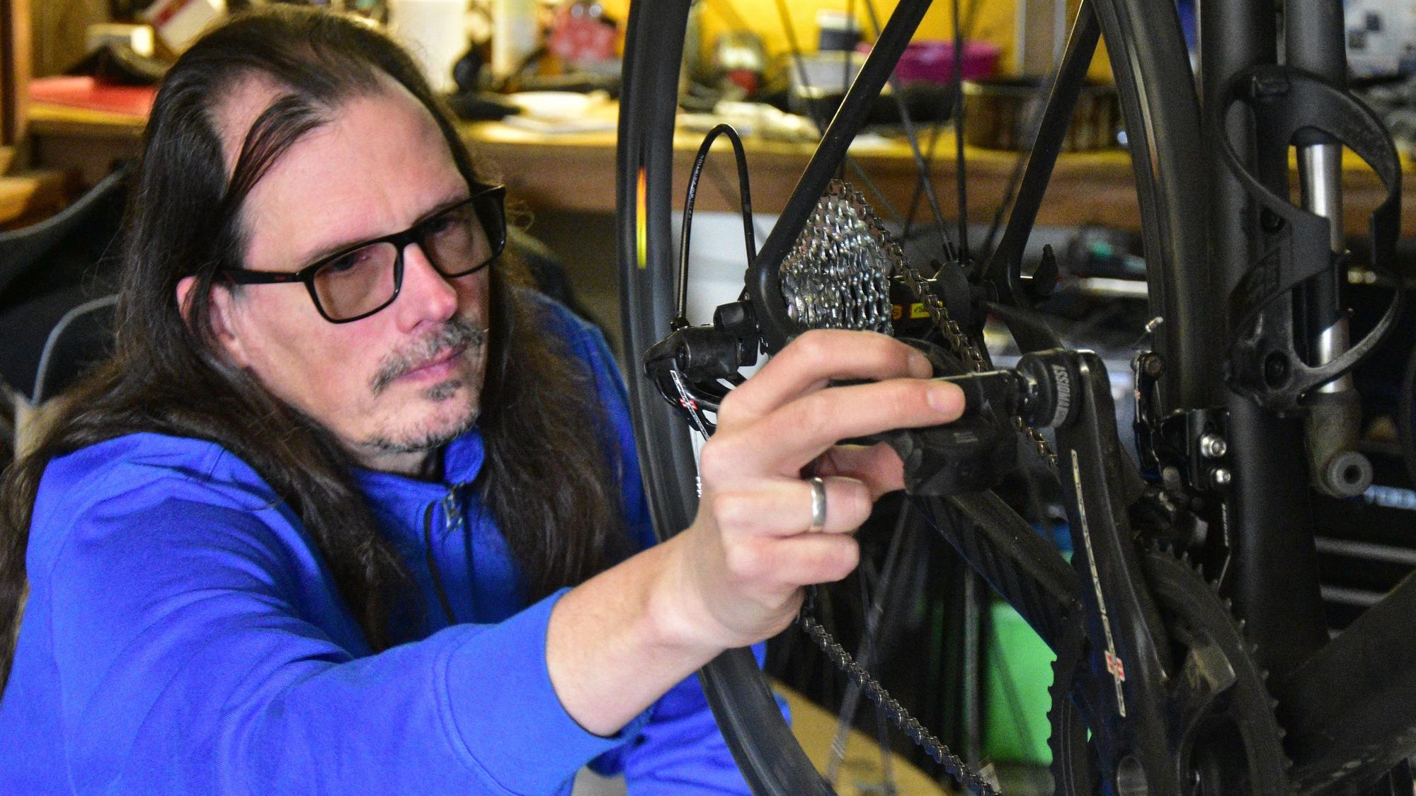 Ehrenamt: Marco Laufenberg ist im Mucher Repair-Café-Team für Fahrräder zuständig.