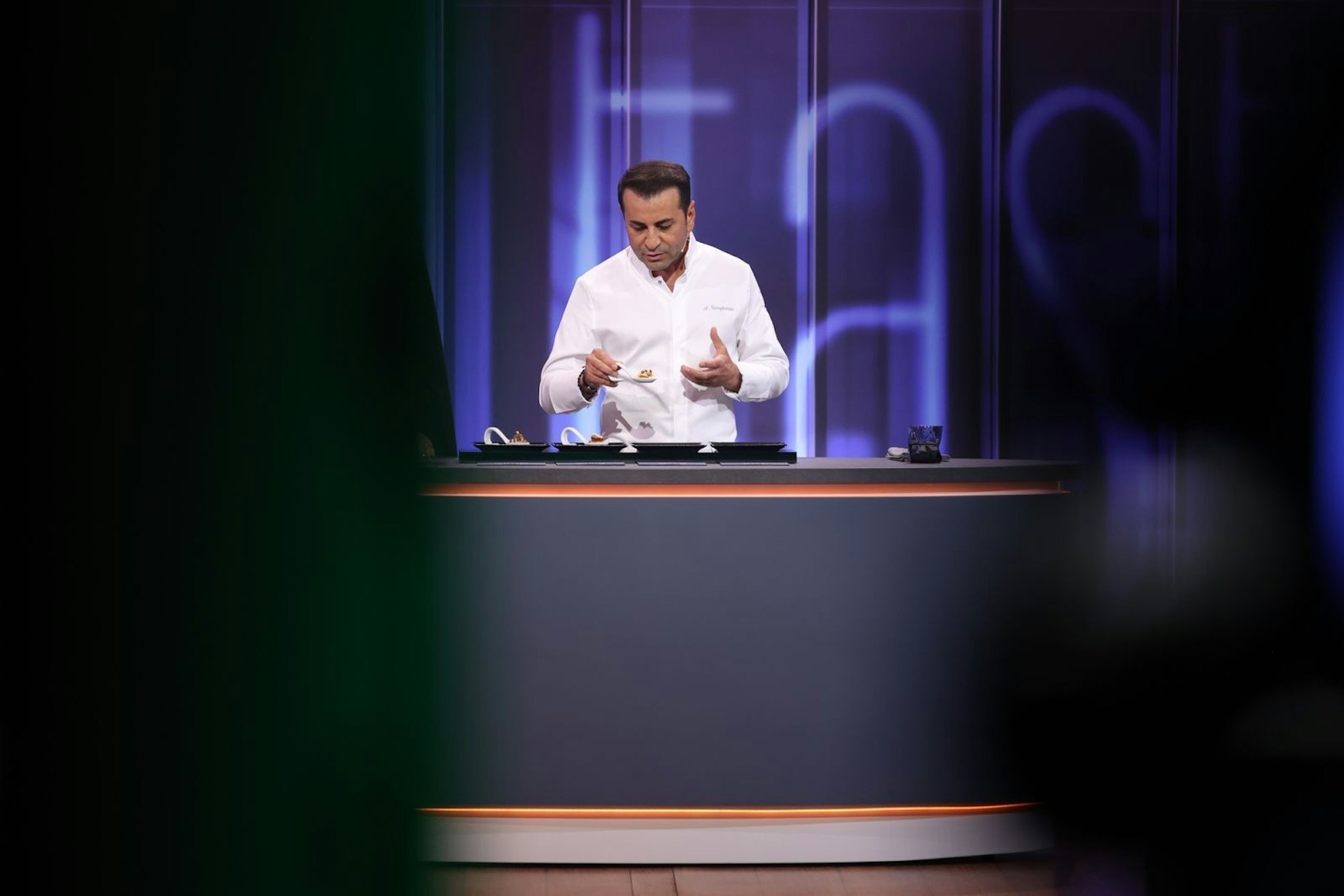 Gastjuror Ali Güngörmüs möchte den Orient auf dem Löffel schmecken. (Bild: Joyn/Benedikt Müller)