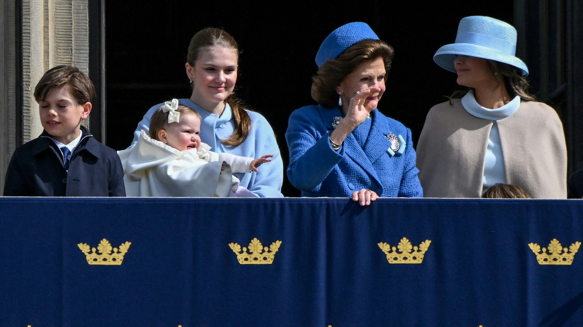Königin Silvia, Prinzessin Sofia, Prinzessin Estelle mit Prinzessin Ines und Prinz Oscar beobachten den Wachwechsel vom Balkon des Stockholmer Schlosses zu Ehren von König Carl XVI. Gustaf.