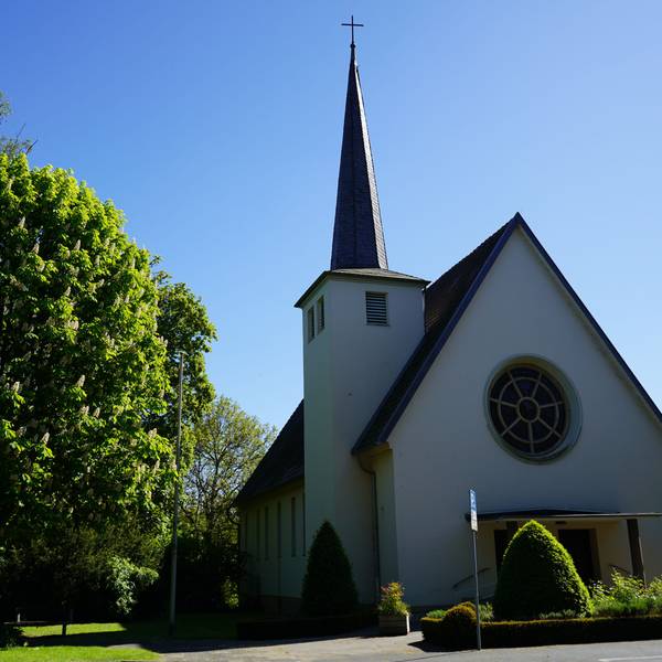 Das Bild zeigt die Kirche in Zieverich.