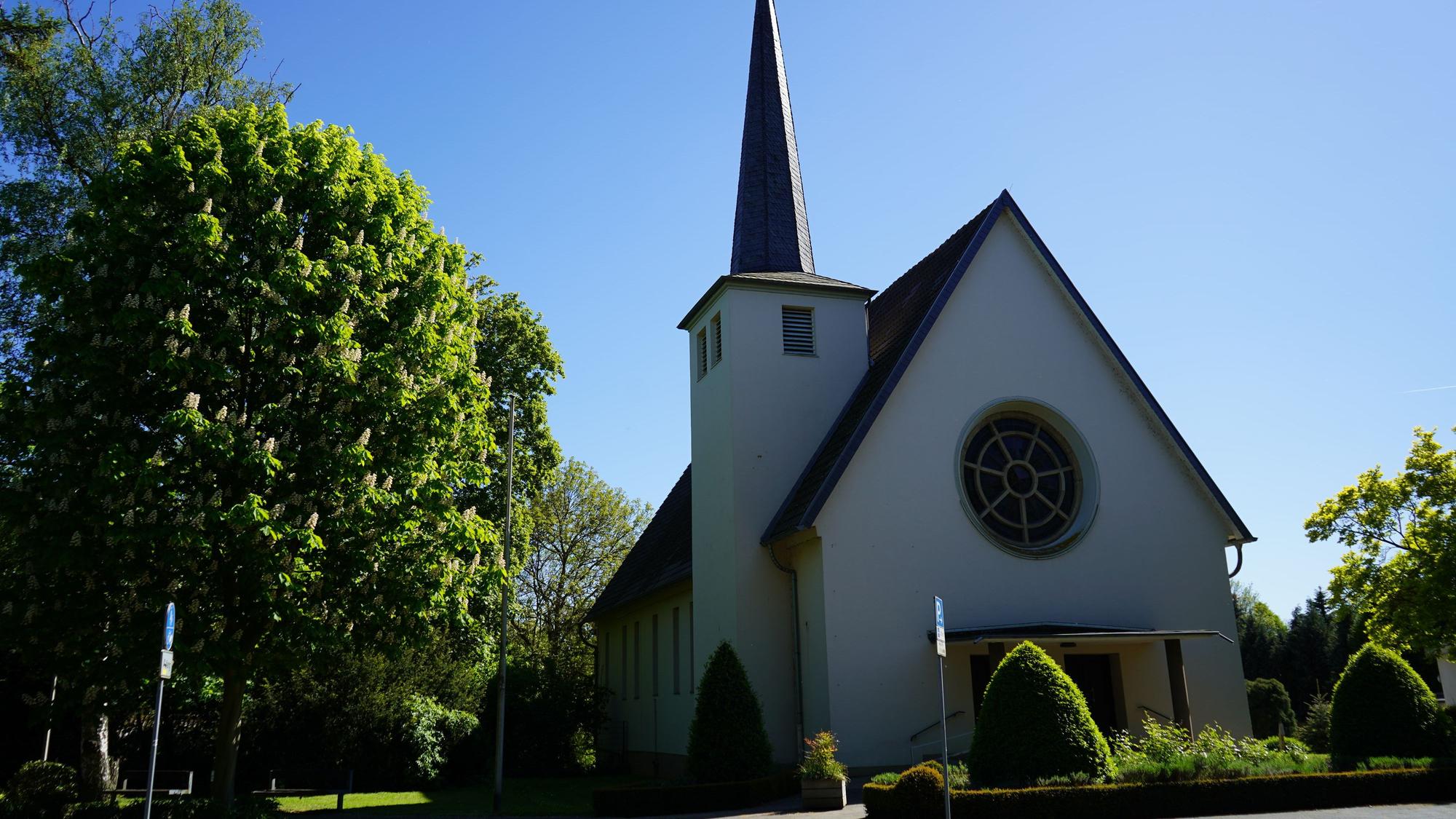 Das Bild zeigt die Kirche in Zieverich.