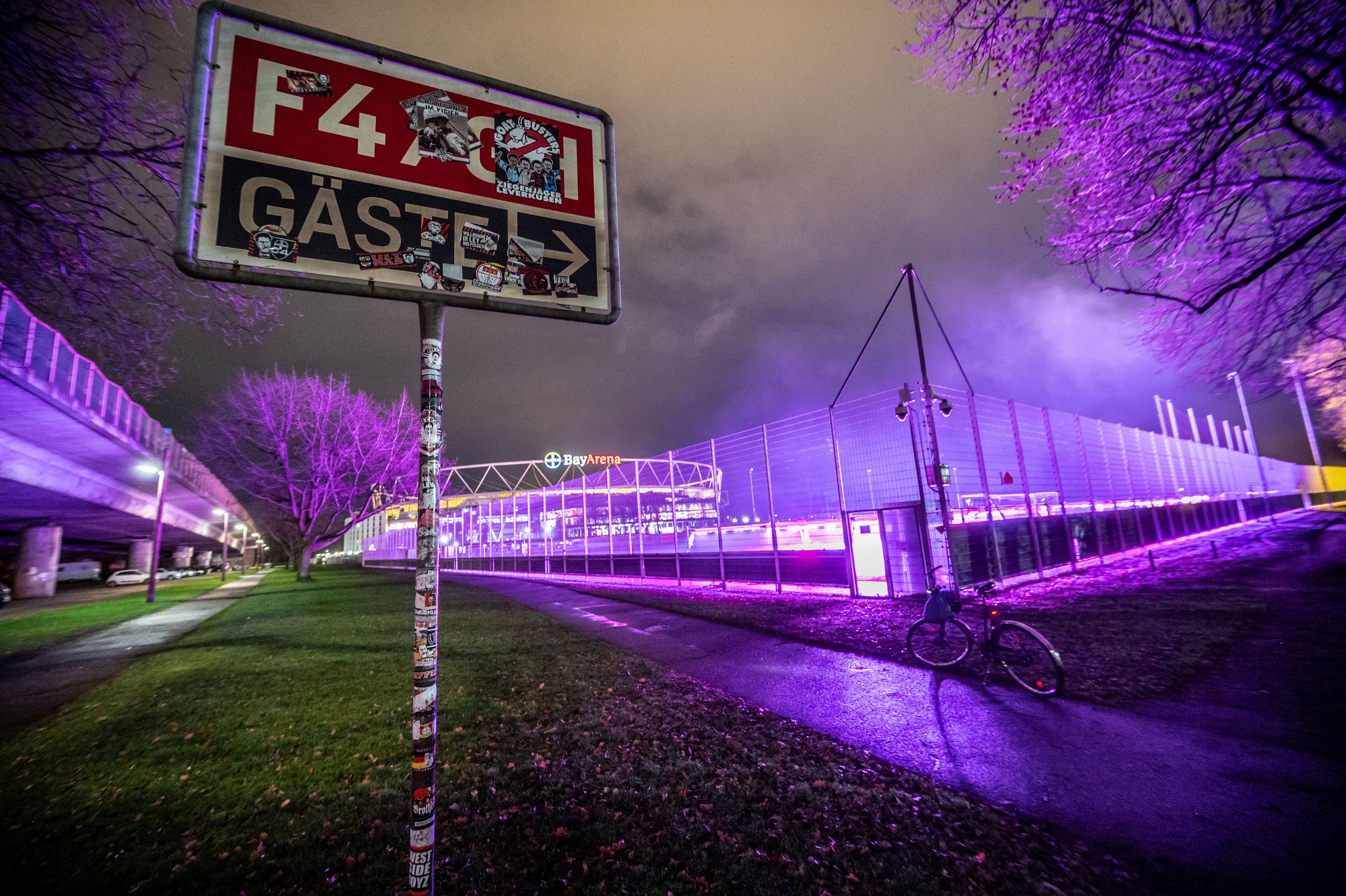 An die Autobahn 1 (Stelze, links) grenzt der Sportpark.