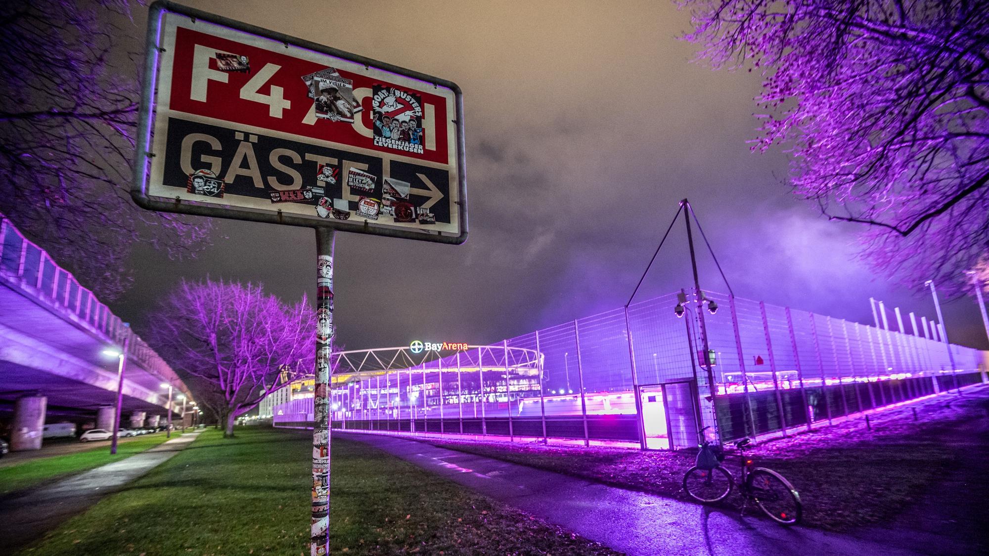 An die Autobahn 1 (Stelze, links) grenzt der Sportpark.