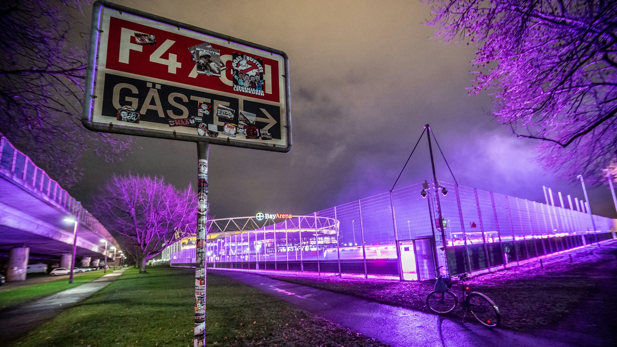 An die Autobahn 1 (Stelze, links) grenzt der Sportpark.