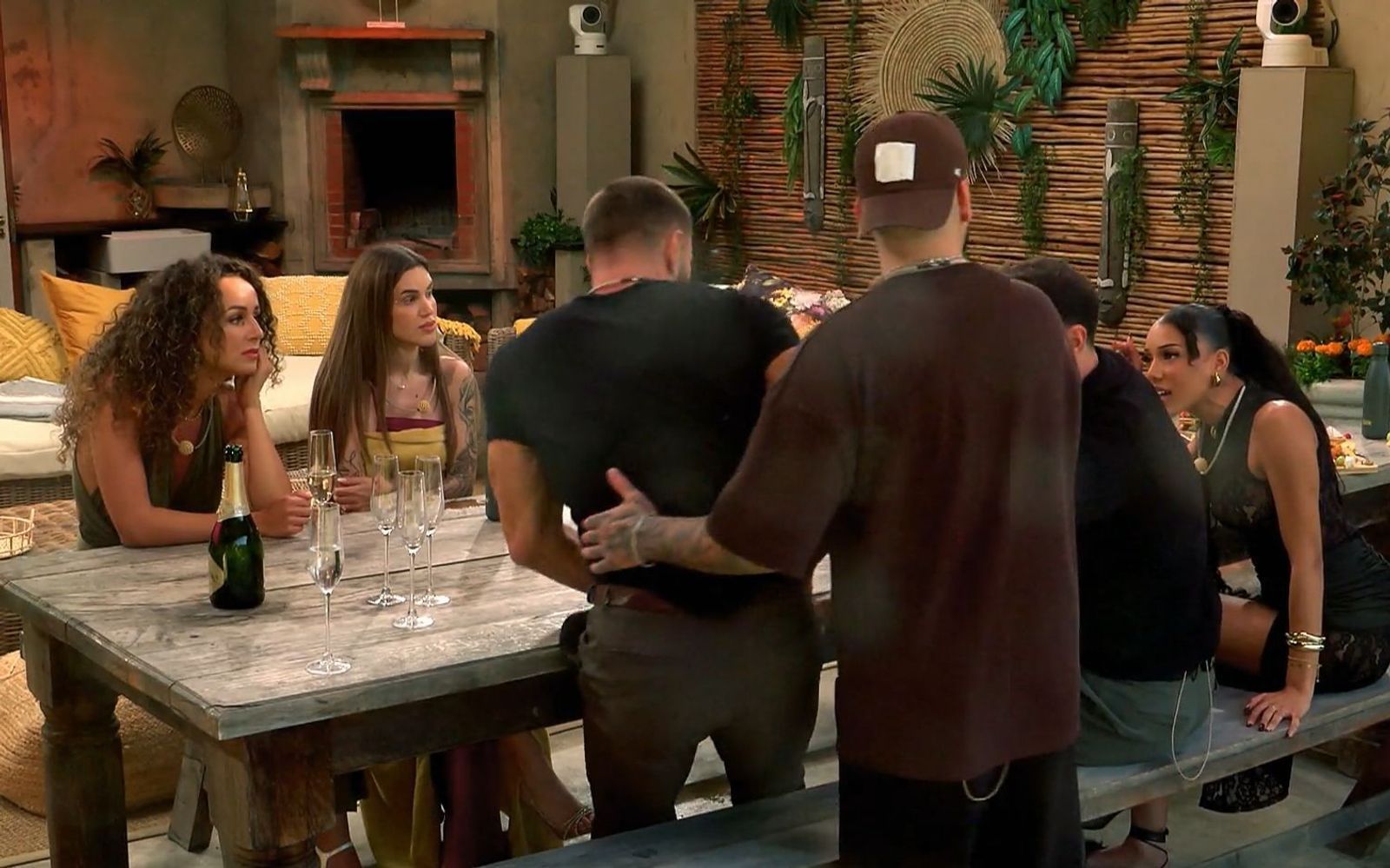 Der Streit zwischen Aleks (Dritter von links) und Vanessa (rechts) eskaliert.  (Bild: RTL+)