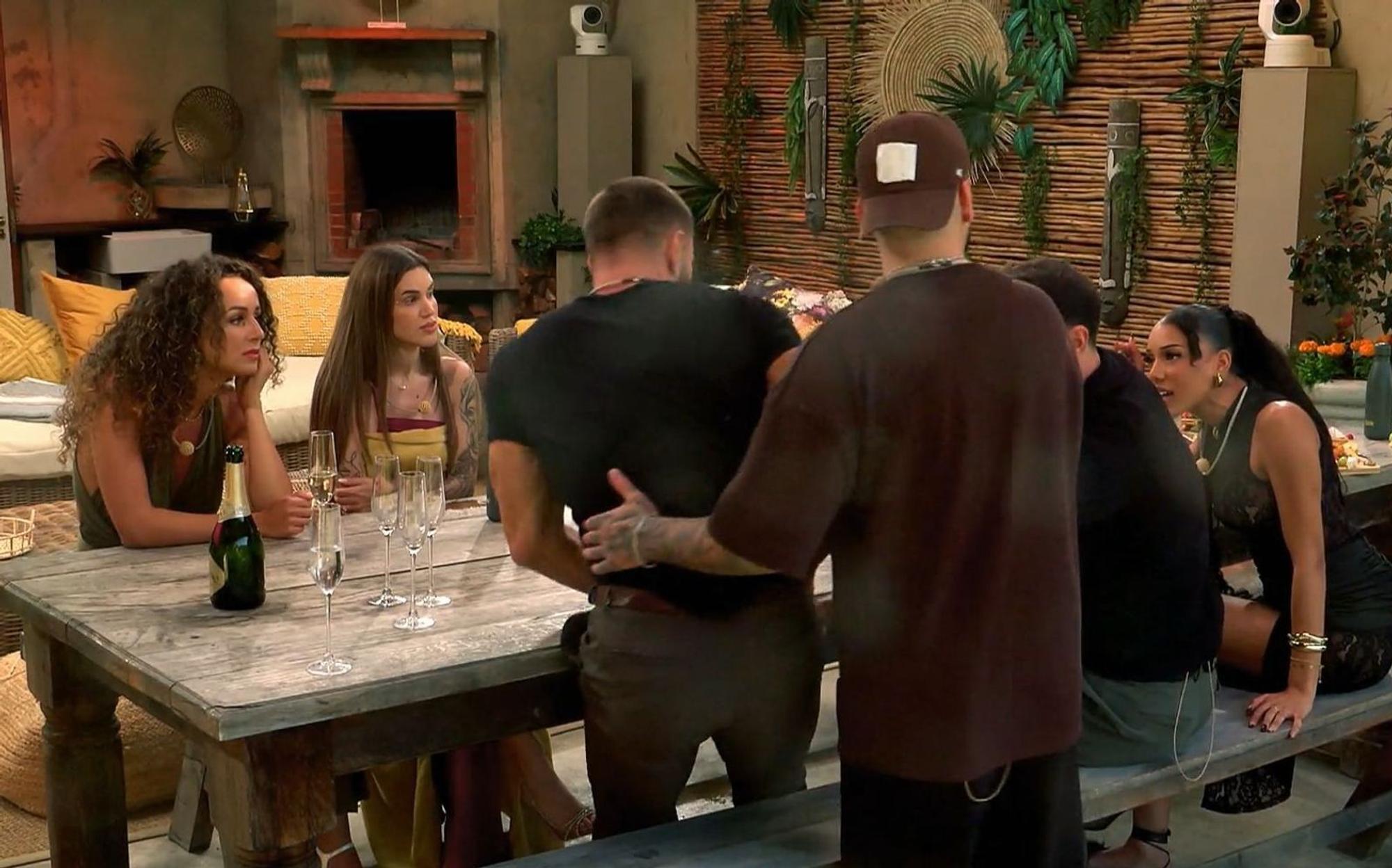 Der Streit zwischen Aleks (Dritter von links) und Vanessa (rechts) eskaliert. (Bild: RTL+)