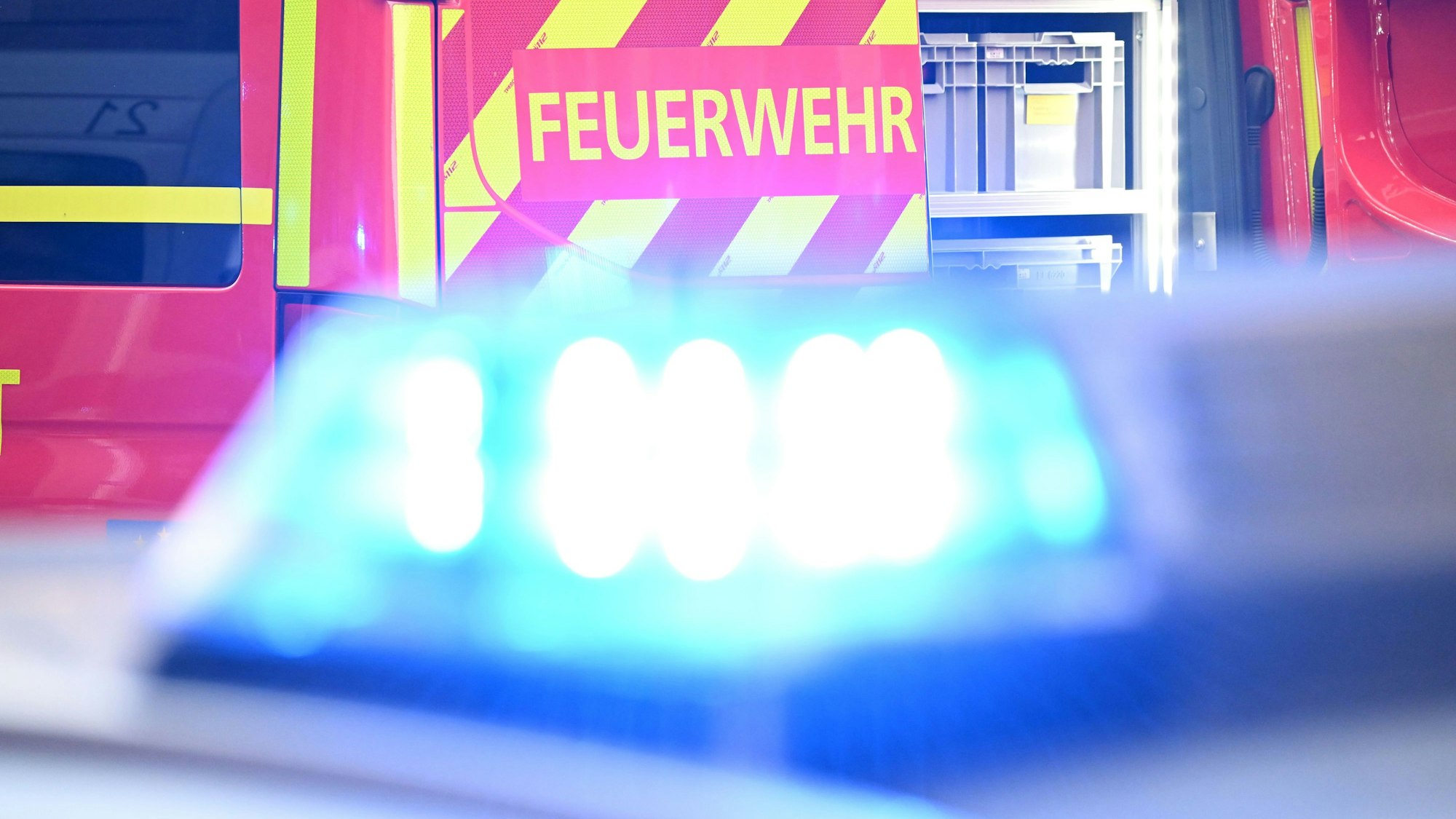 Das Symbolbild zeigt ein Blaulicht und ein Feuerwehrfahrzeug.