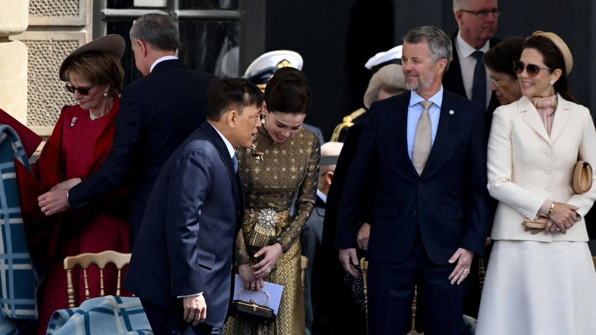 König Frederik X. und Königin Mary von Dänemark sowie das thailändische Königspaar, König Rama X. und Königin Suthida, nehmen ihre Plätze für den feierlichen Wachwechsel am Stockholmer Schloss ein.