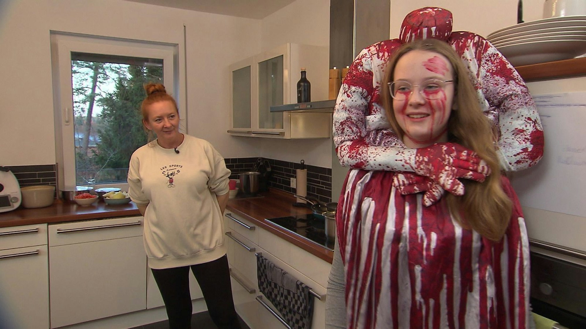 Was ist nur mit Annas Tochter Hannah (12) los? Keine Angst - sie geht auf eine Kostümparty (Bild: RTL)