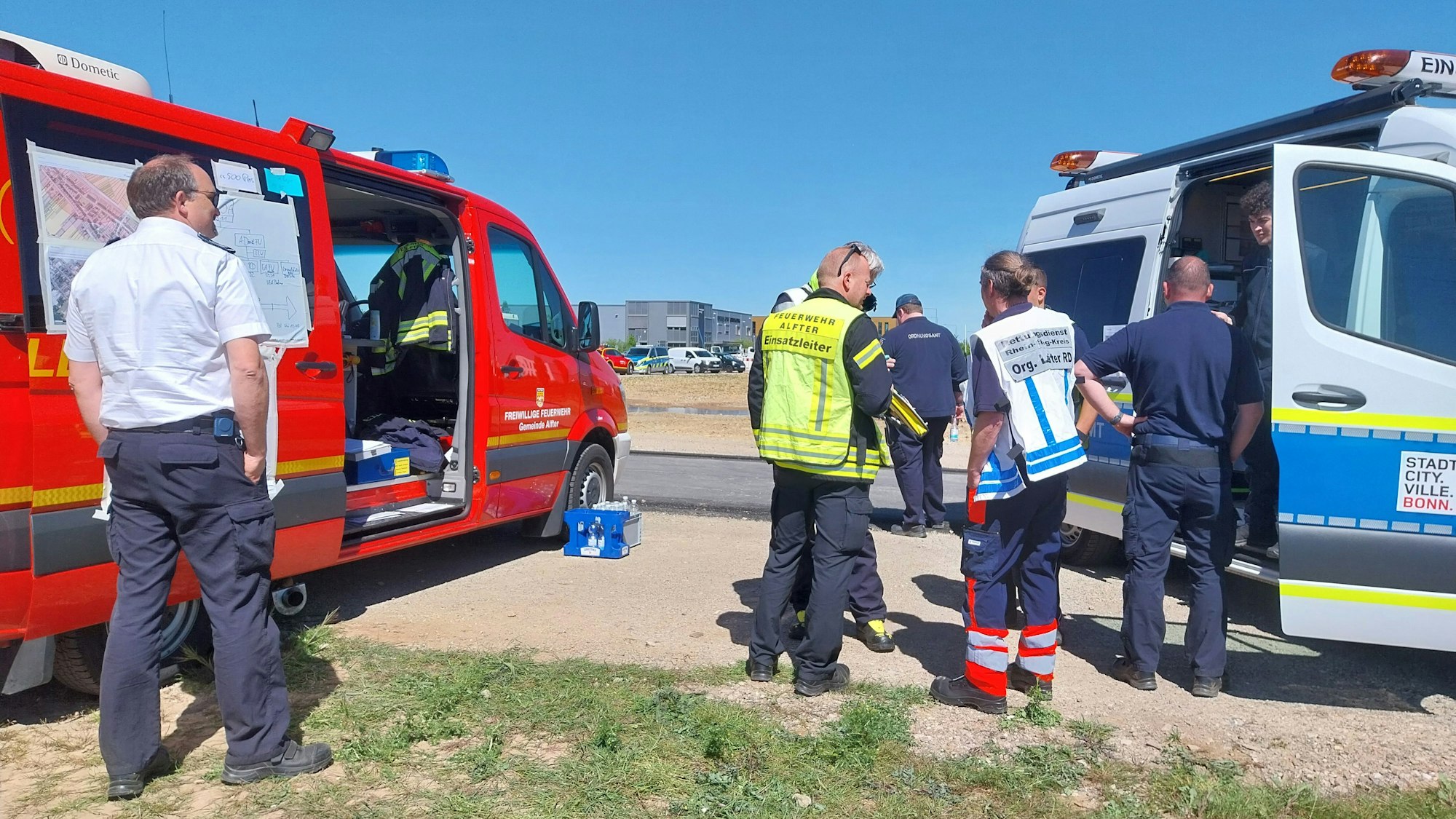 Zahlreiche Hilfskräfte sind im Einsatzgebiet. in Alfter eingetroffen.