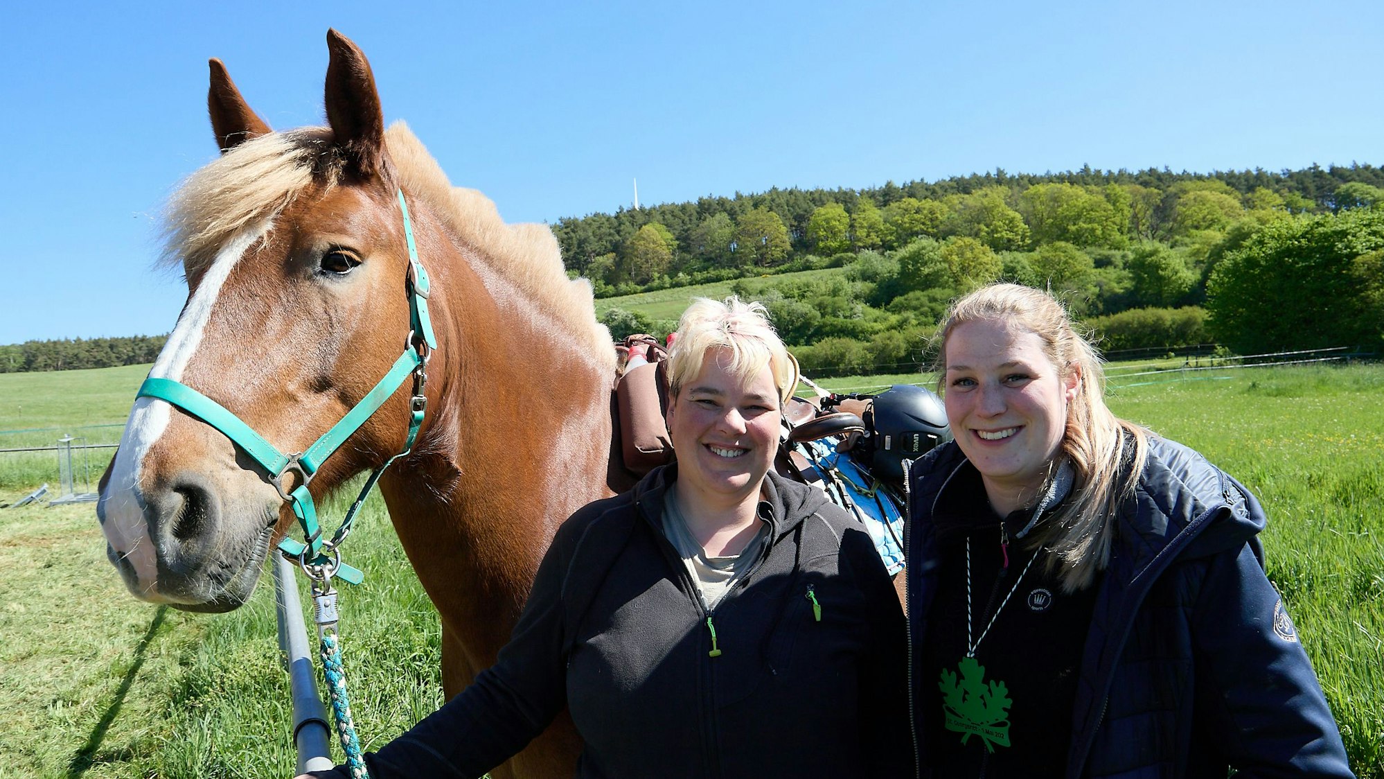 Die beiden Frauen halten das Pferd.