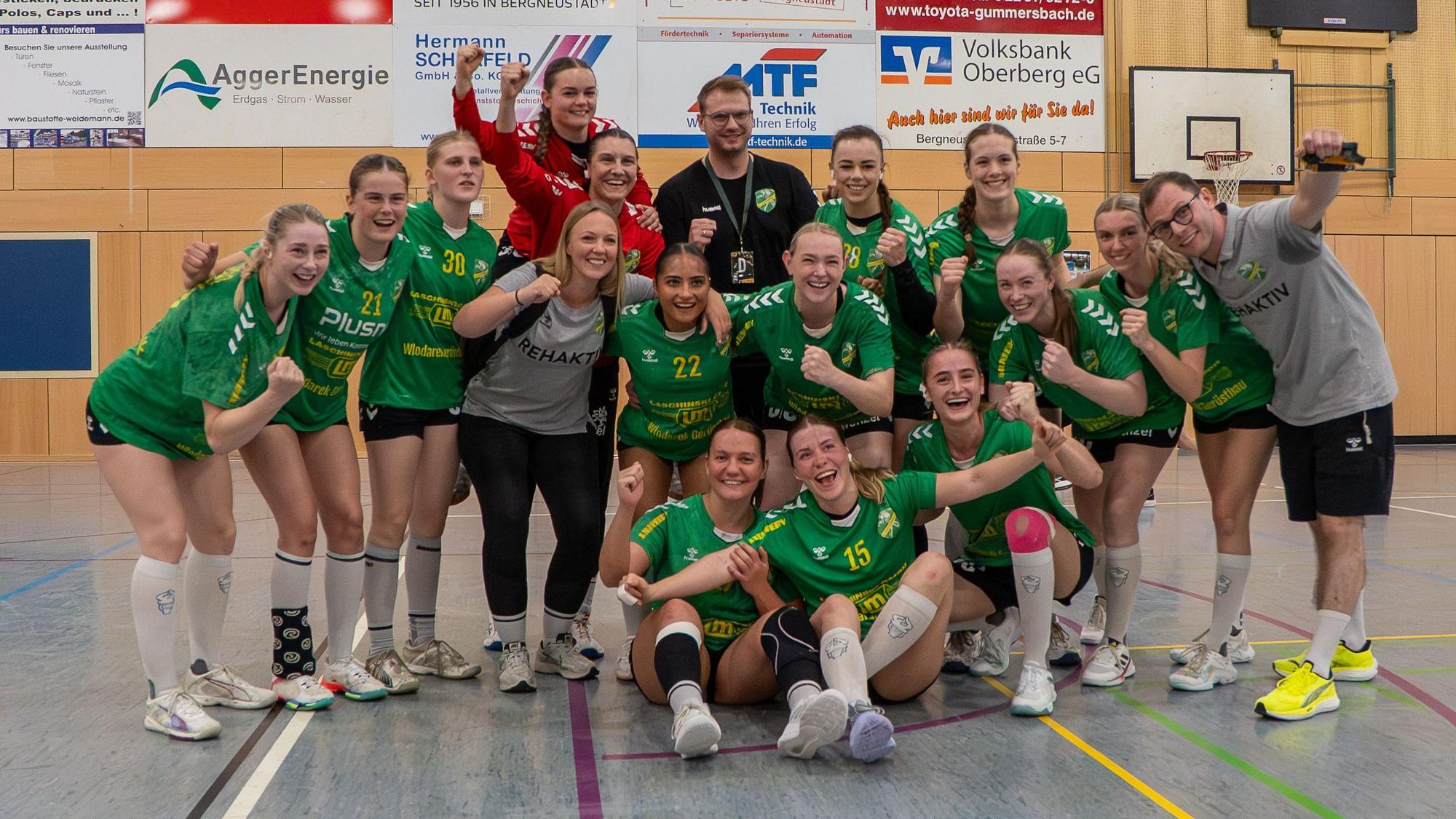 Jubelfoto der Frauen des HC Gelpe/Strombach.
