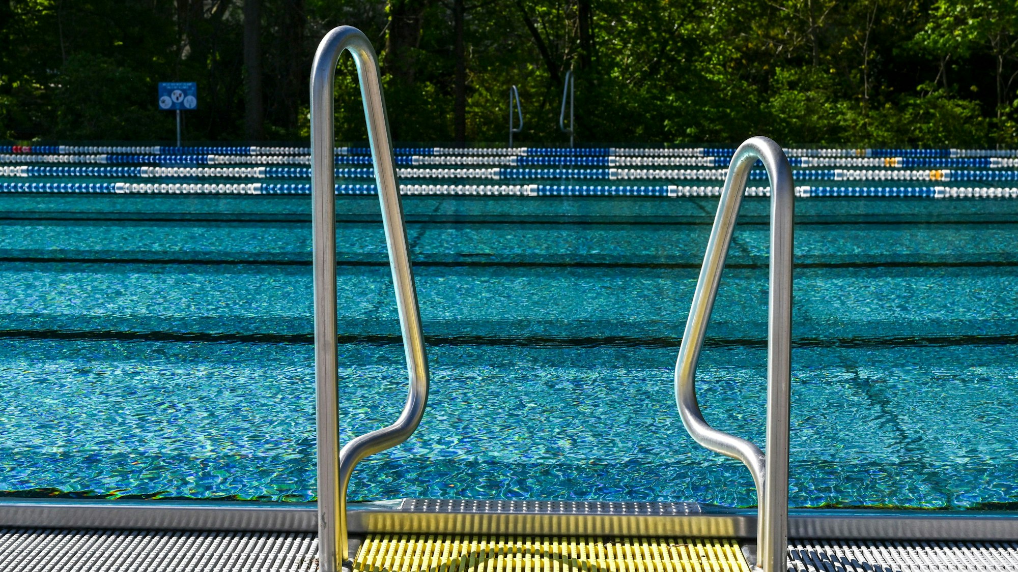 Die Stadt Köln setzt in vielen Bädern erneut auf eine sogenannte Freibad-Ampel. (Archivbild)