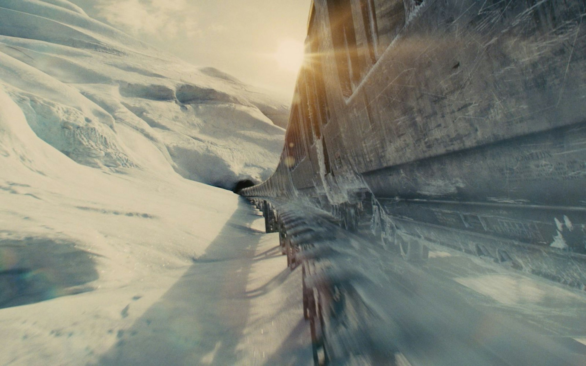 In 365 Tagen um die postapokalyptische Welt: Der Snowpiercer bahnt sich seinen Weg durch die menschenleere Eiswüste. (Bild: ZDF/2013 SNOWPIERCER LTD.CO)